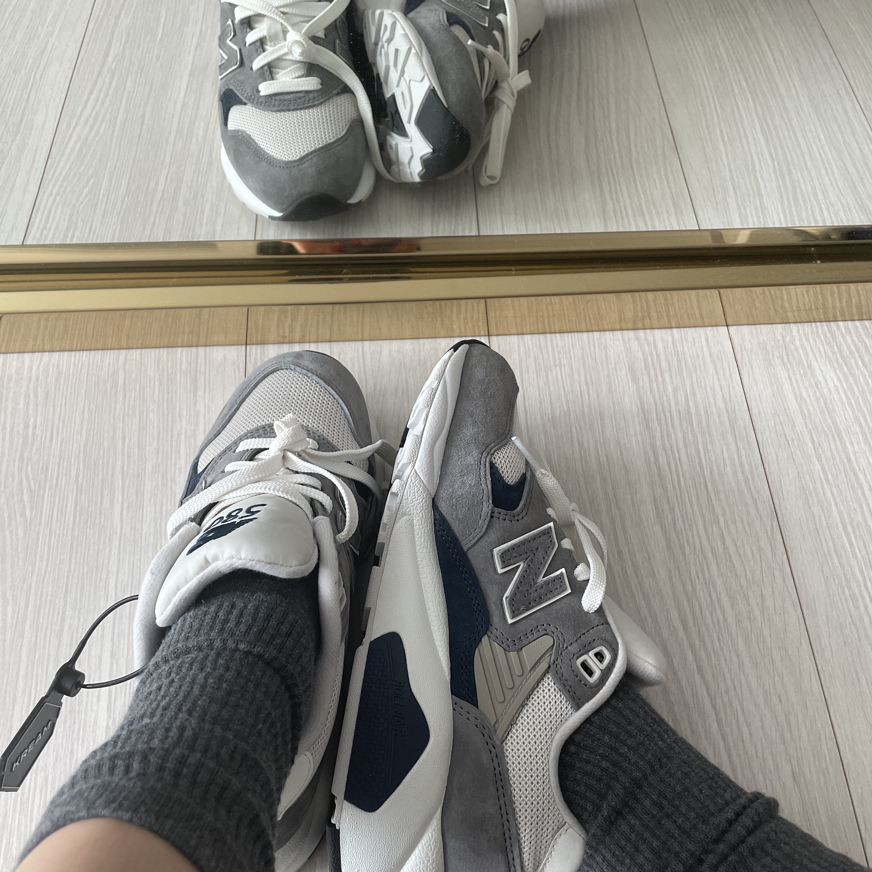 New Balance 580 Dark Grey Navy 착용 스타일 - 1