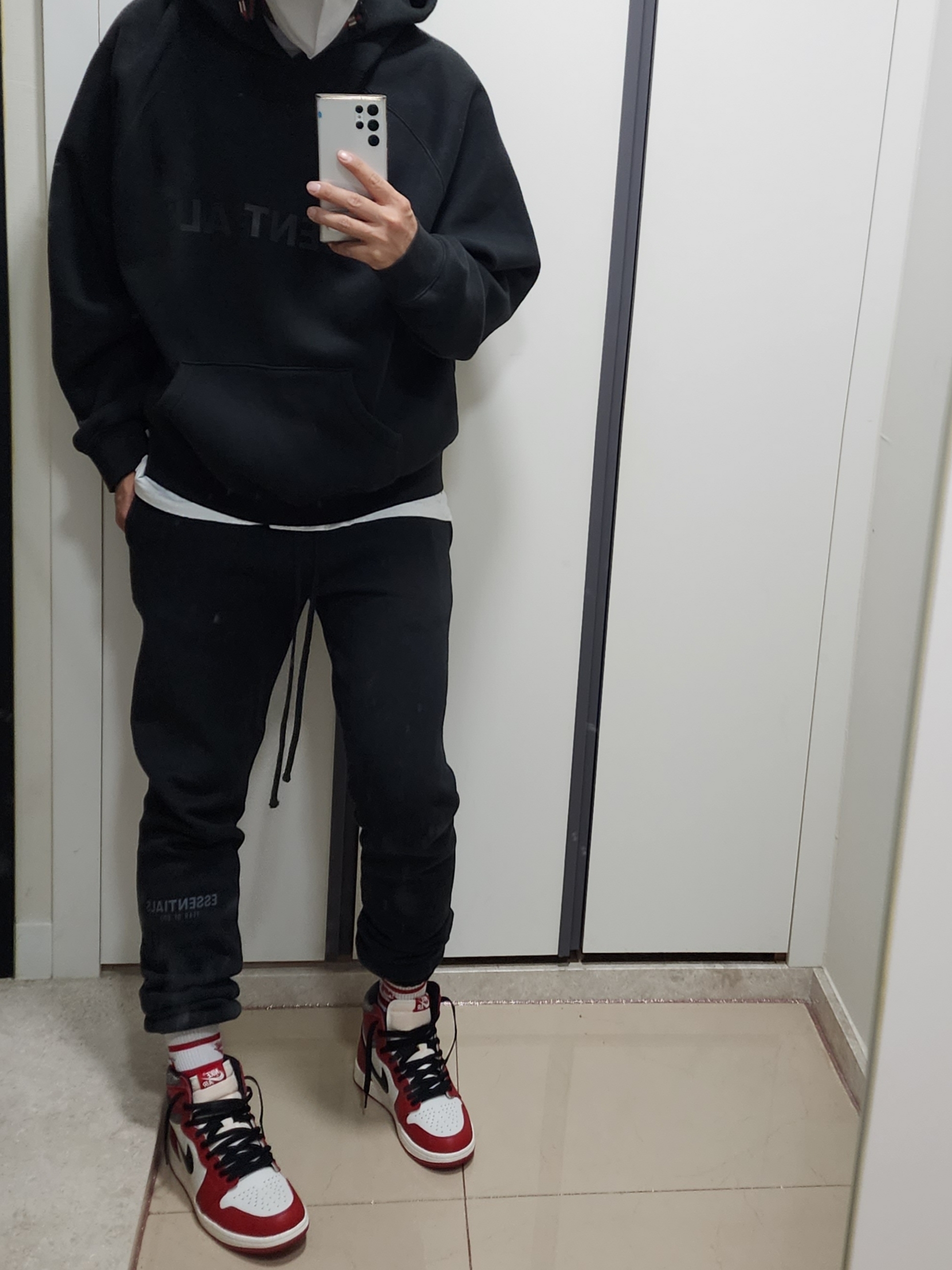 Jordan 1 Retro High OG Chicago 2022, Essentials Sweatpants Dark Slate/Black 2020 착용 스타일 - 2