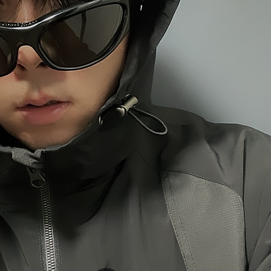 Gentle Monster x Maison Margiela MM003 Black Black 착용 스타일 - 2