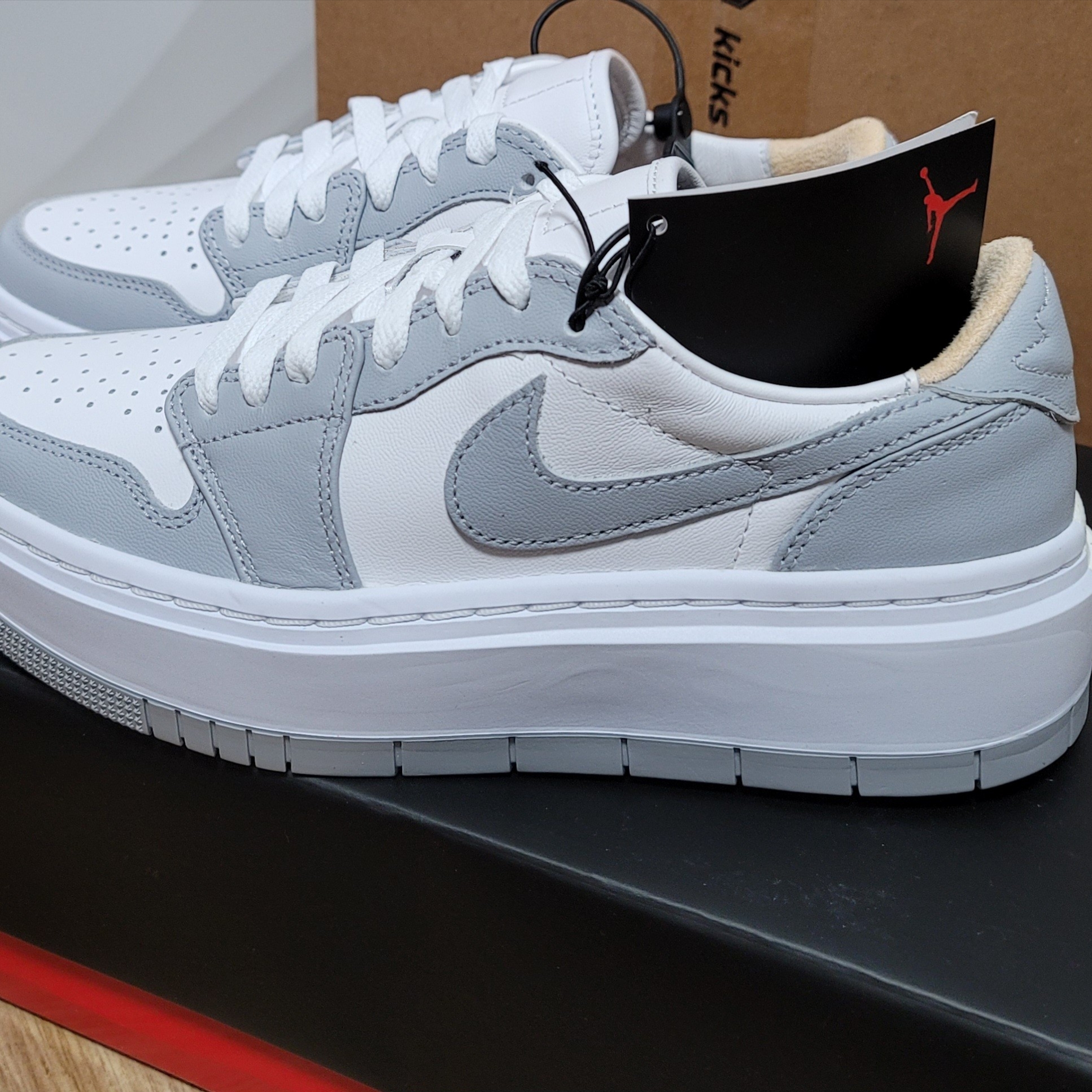 (W) Jordan 1 Elevate Low White and Wolf Grey 착용 스타일 - 1