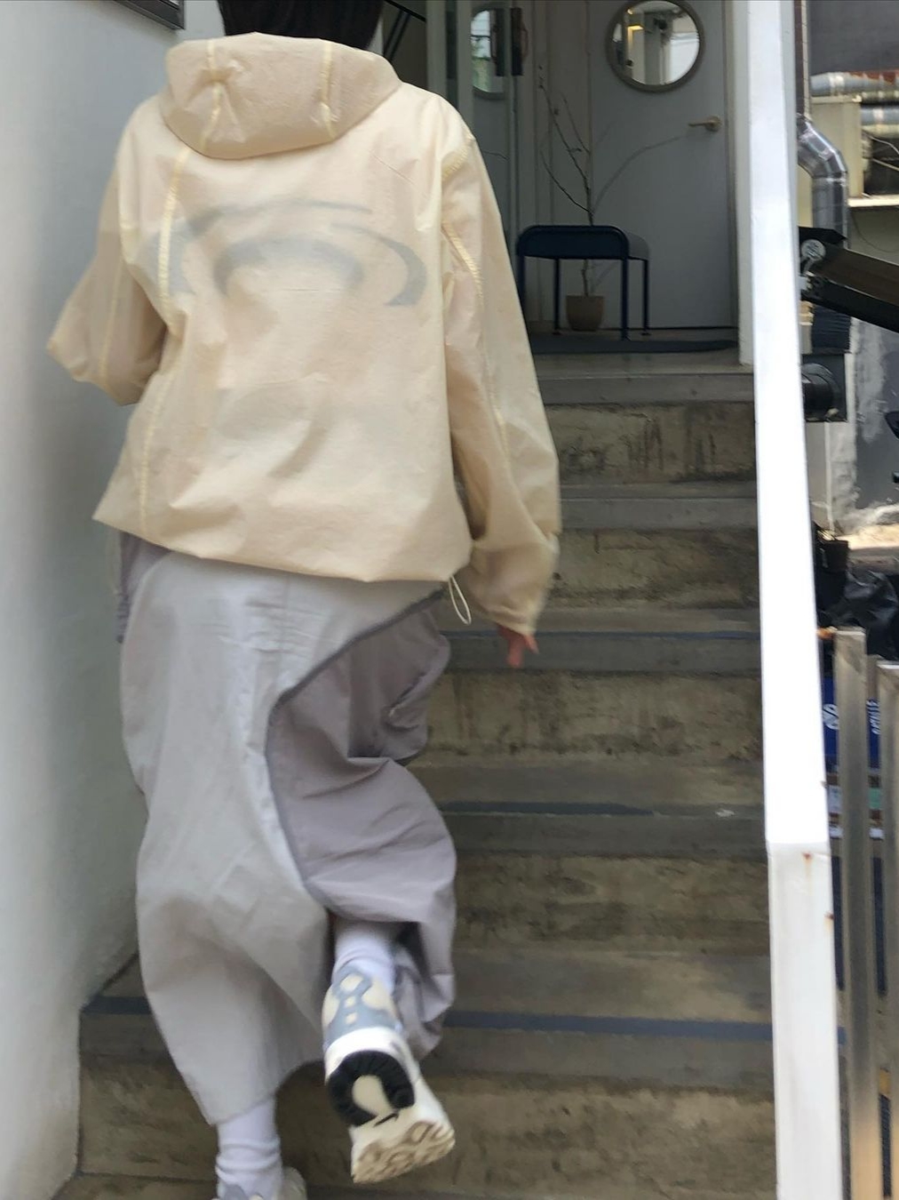 Art Of Field Back Printed Packable Jacket Light Yellow, Art Of Field Flap Pocket Long Skirt Khaki Beige 착용 스타일 - 2