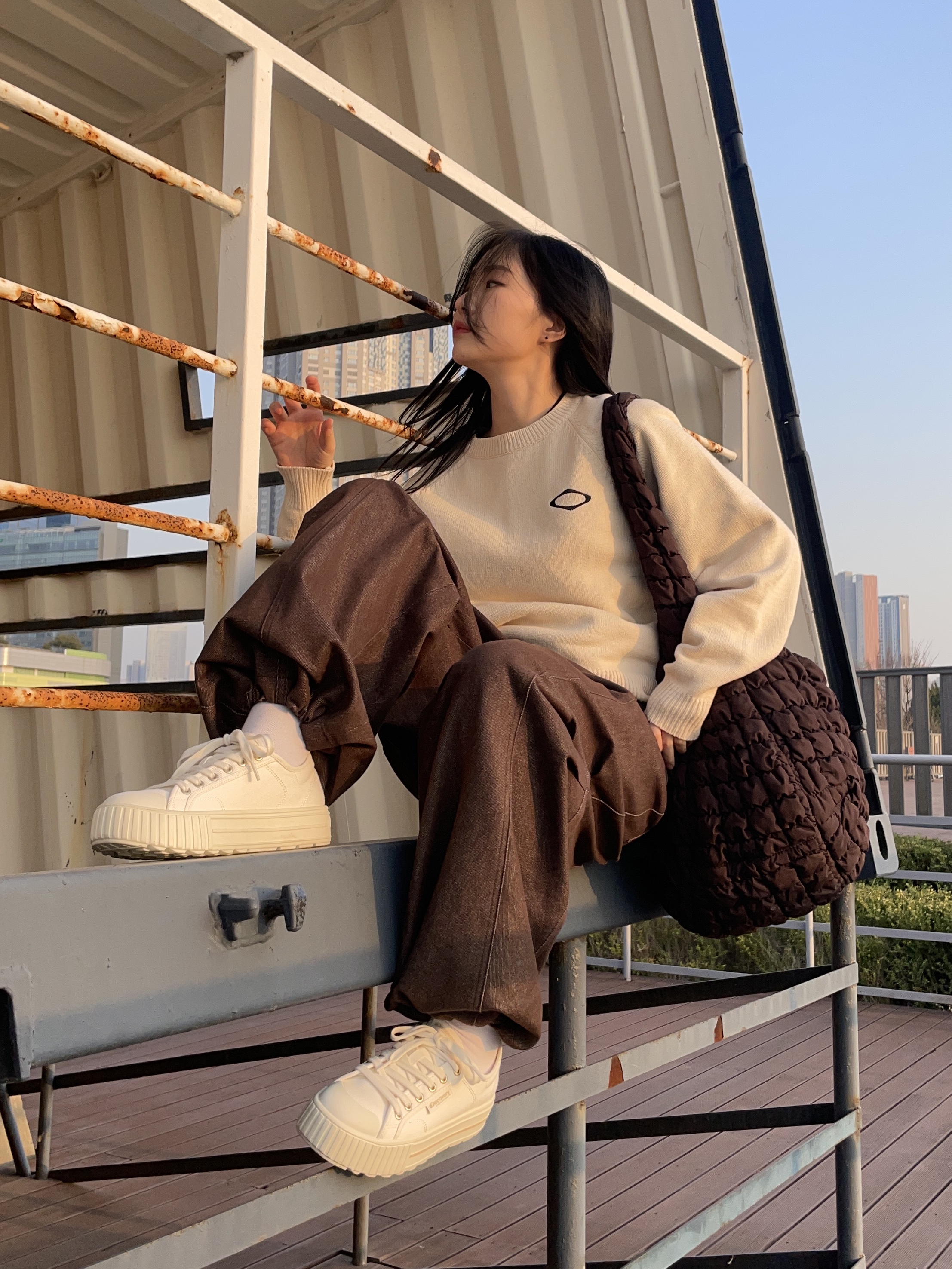 COS Quilted Oversized Shoulder Bag Brown 착용 스타일 - 1