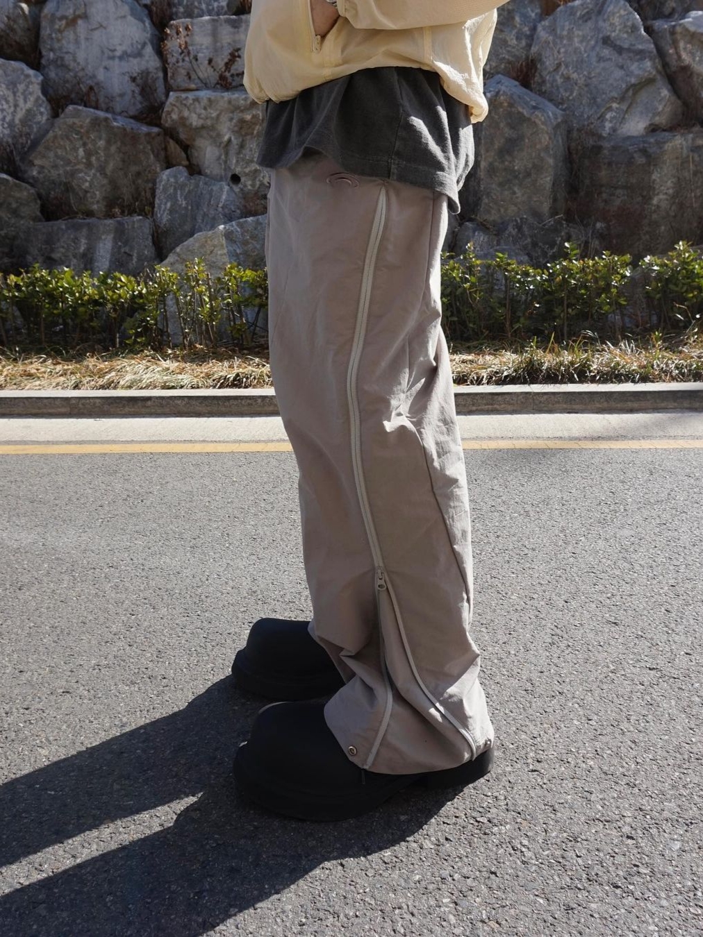 Art Of Field Back Printed Packable Jacket Light Yellow, Art Of Field Side Zipper Balloon Pants Deep Beige 착용 스타일 - 2