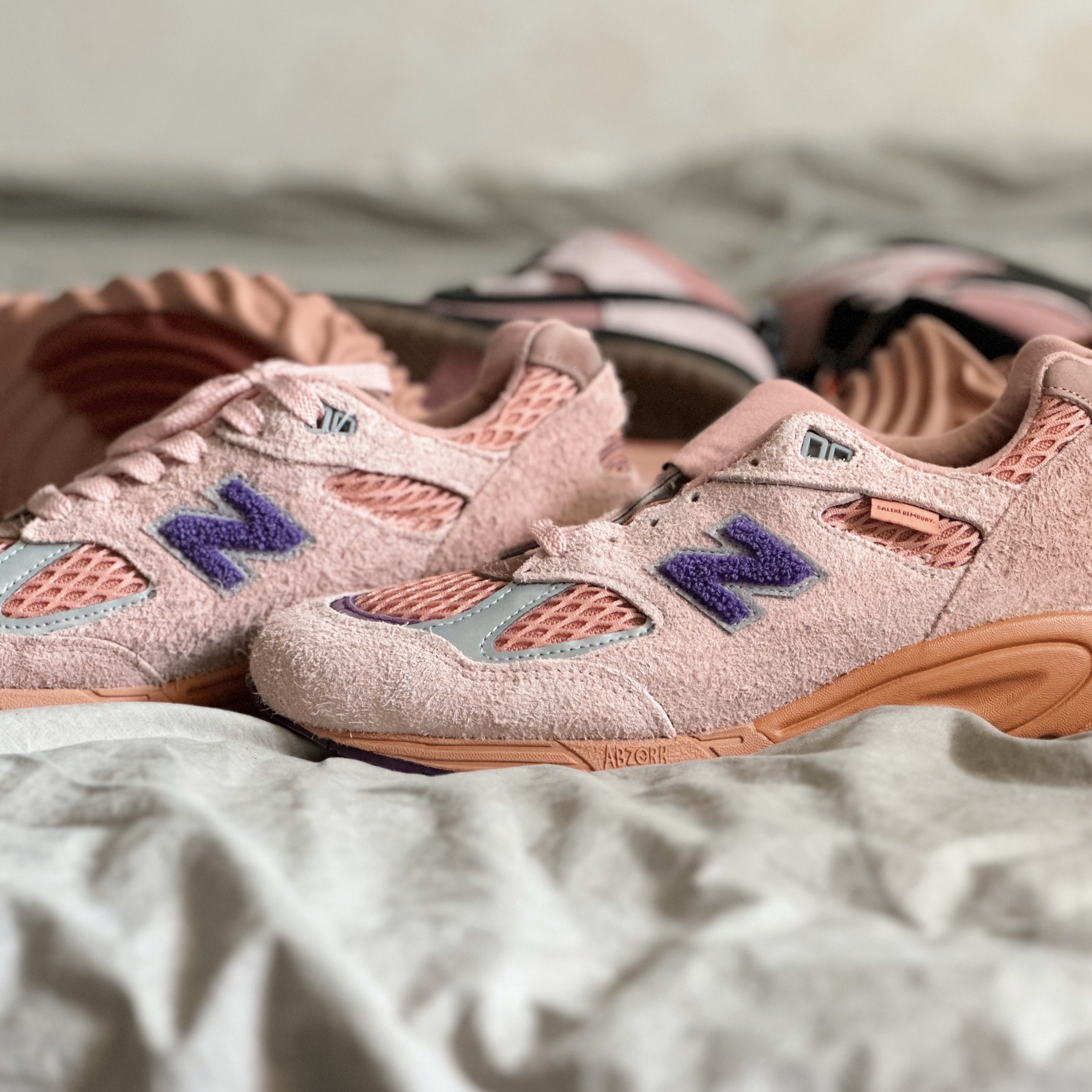 Nike x KCDC SB Dunk High Pro QS Elemental Pink, New Balance x Salehe Bembury 990v2 Made in USA Misty Rose 착용 스타일 - 2