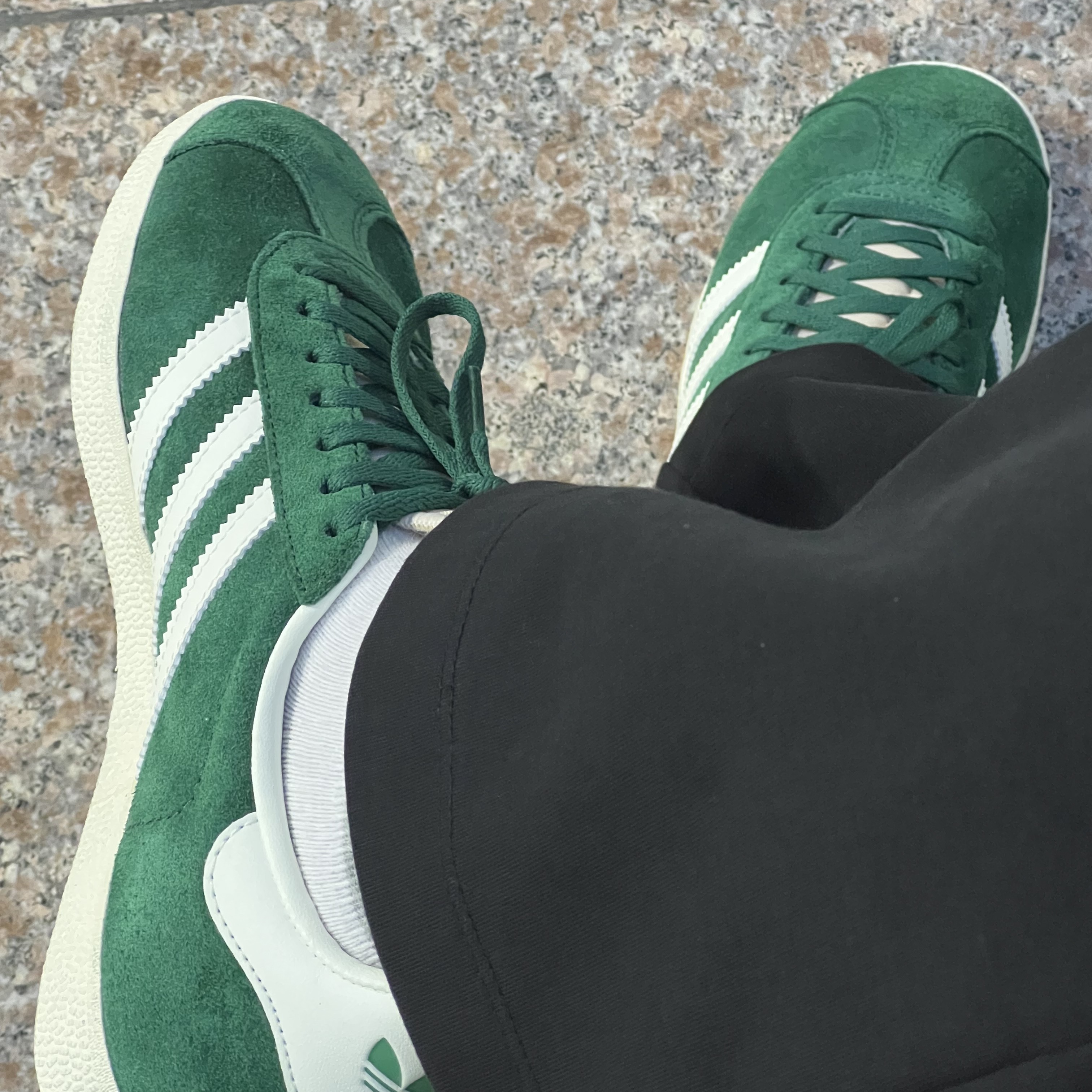 Adidas Gazelle Dark Green Cream White 착용 스타일