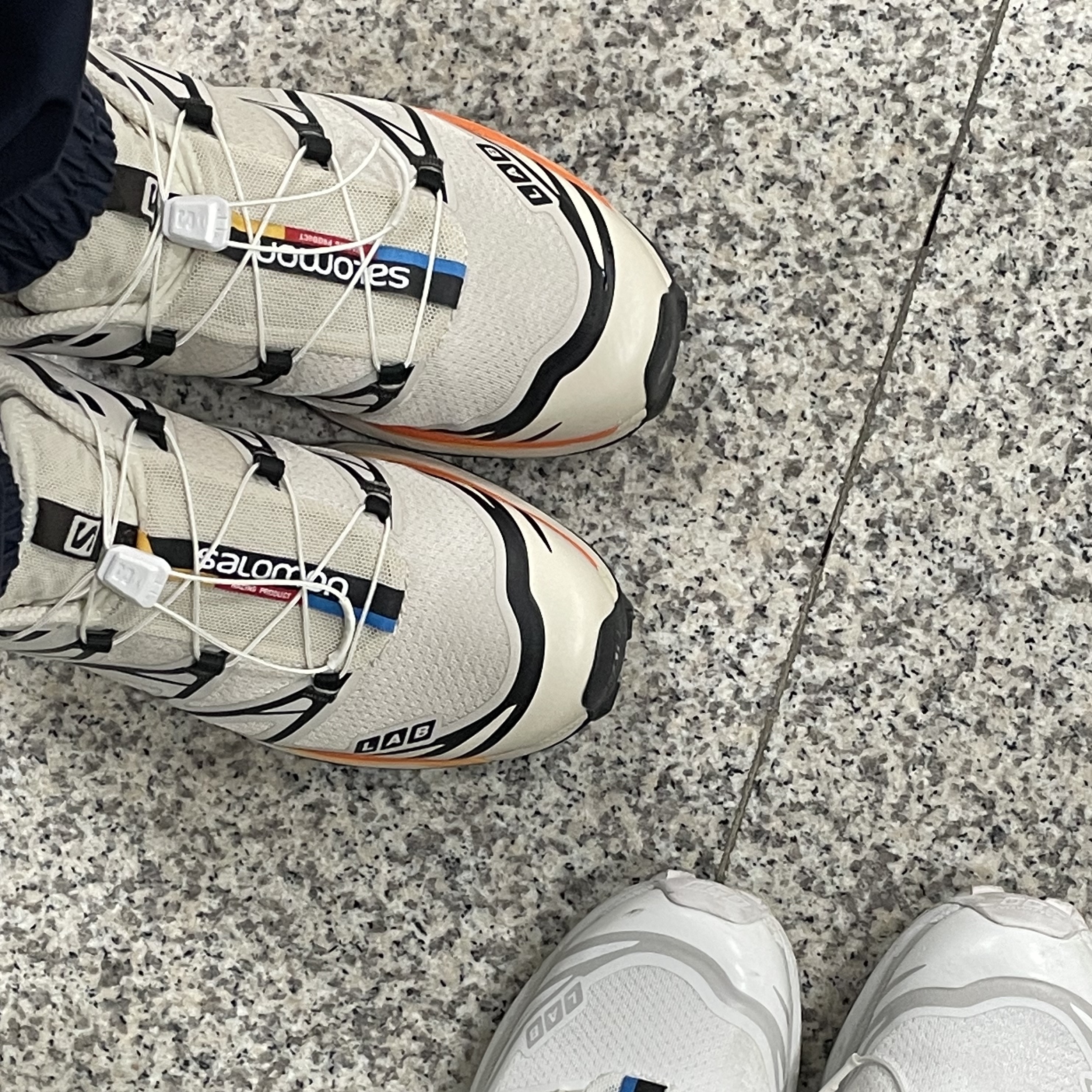 Salomon XT-6 Rainy Day Vibrant Orange 착용 스타일