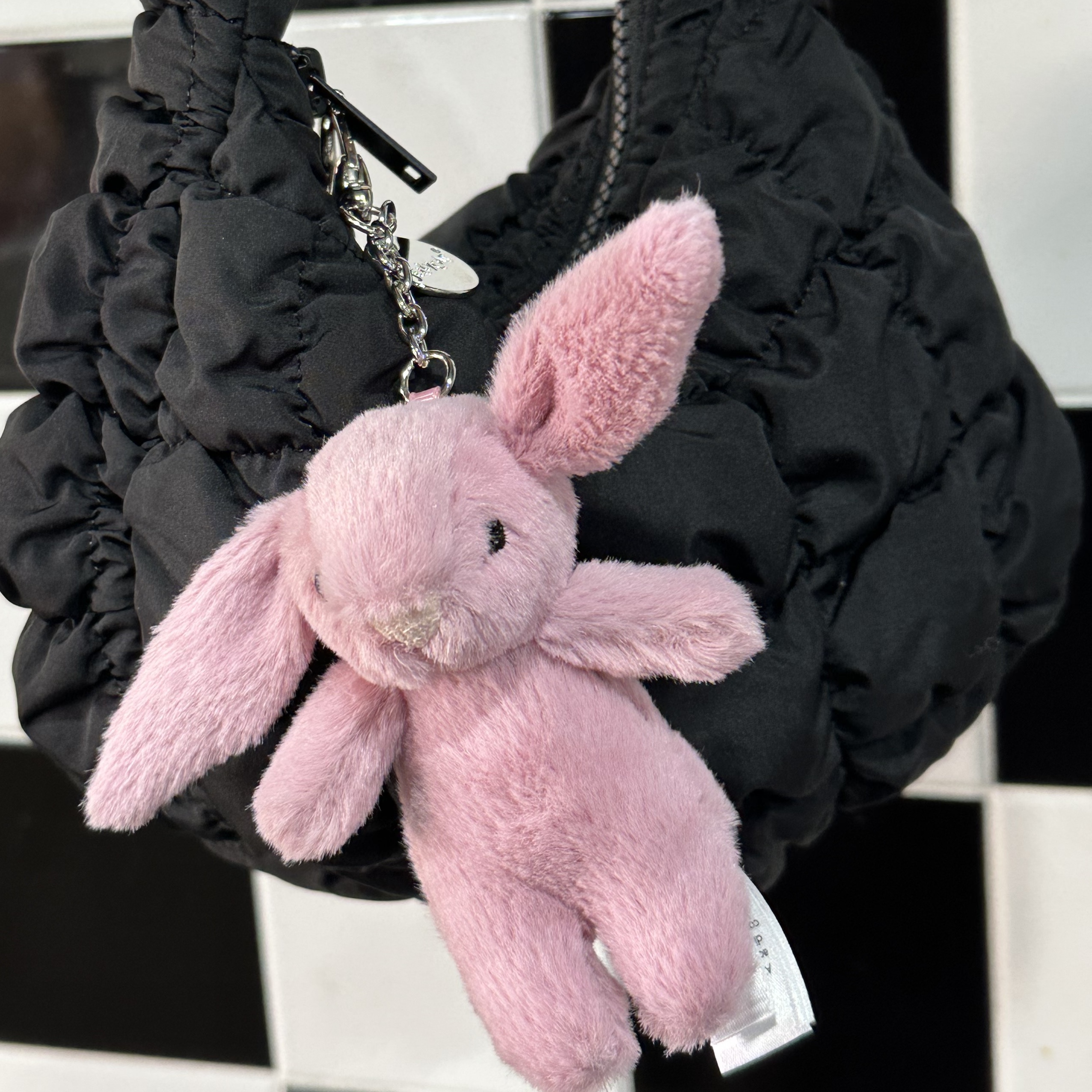 Jellycat Bashful Bunny Bag Charm Tulip, COS Quilted Micro Bag Black 착용 스타일