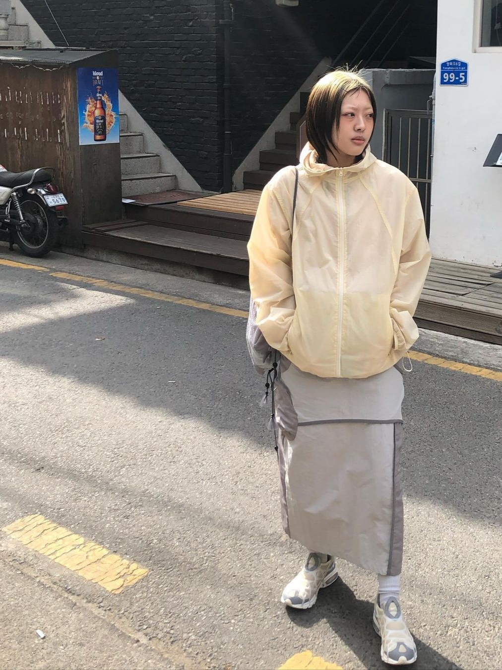 Art Of Field Back Printed Packable Jacket Light Yellow, Art Of Field Flap Pocket Long Skirt Khaki Beige 착용 스타일 - 1