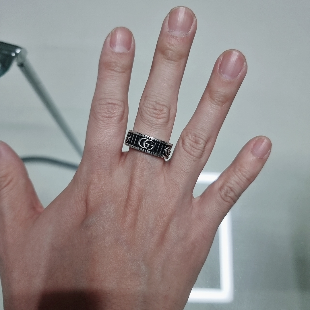 Gucci Ring with Double G Silver 착용 스타일 - 1