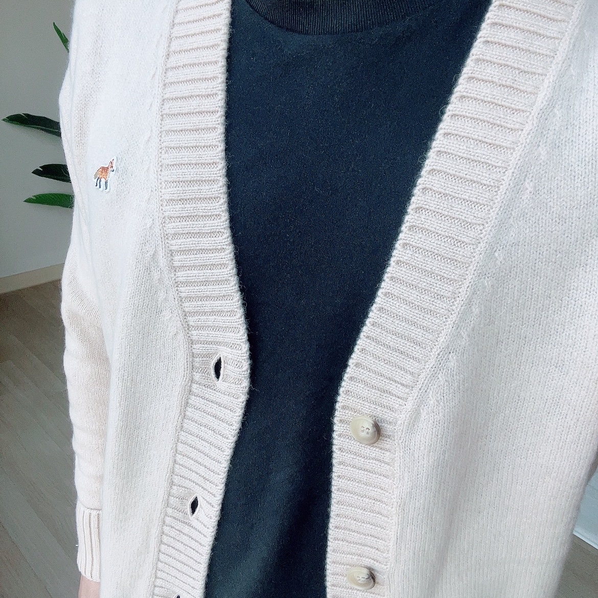 Maison Kitsune Baby Fox Patch Cosy Cardigan Beige 착용 스타일 - 2