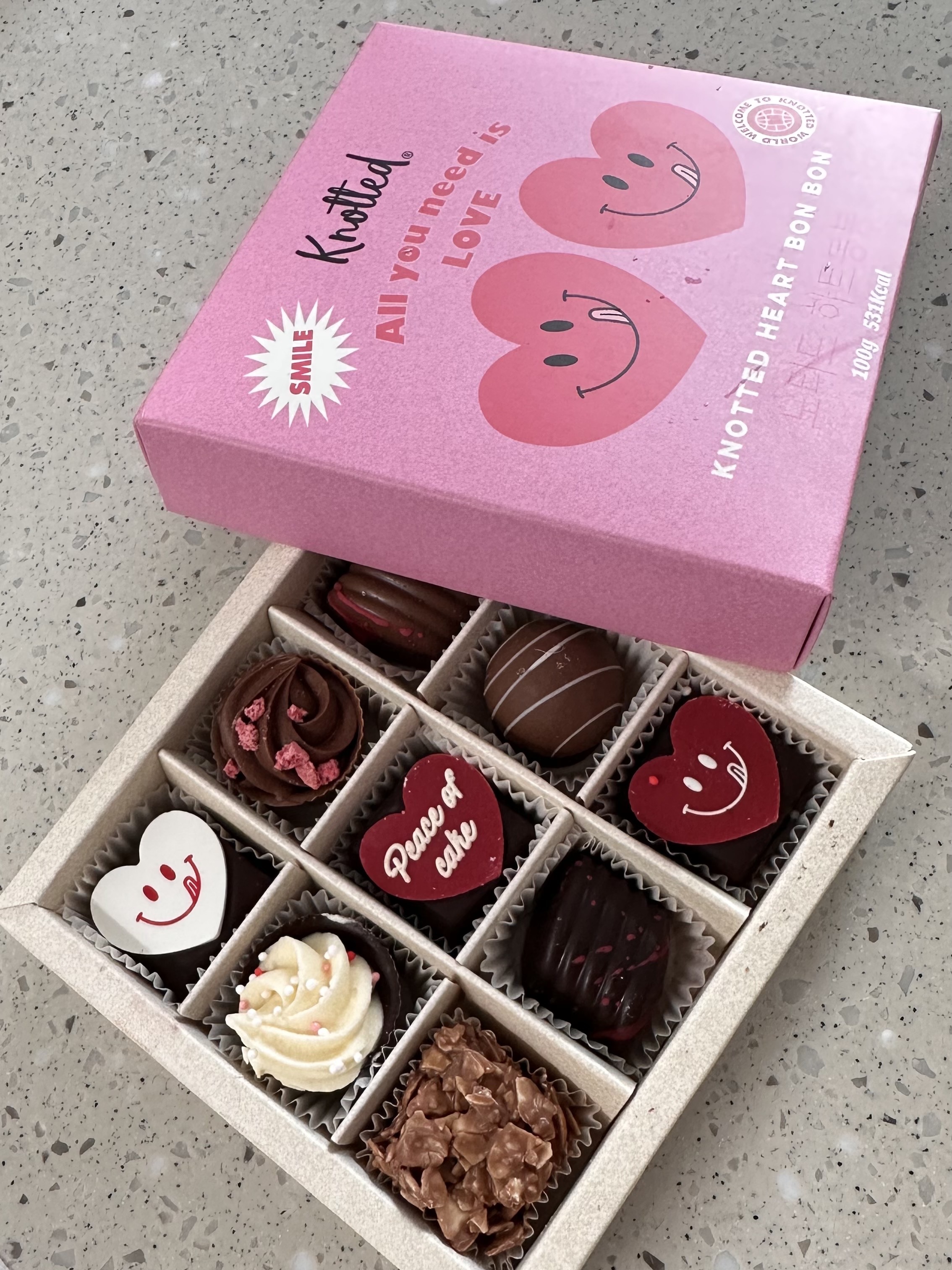 Knotted Heart Chocolate Bonbon 착용 스타일