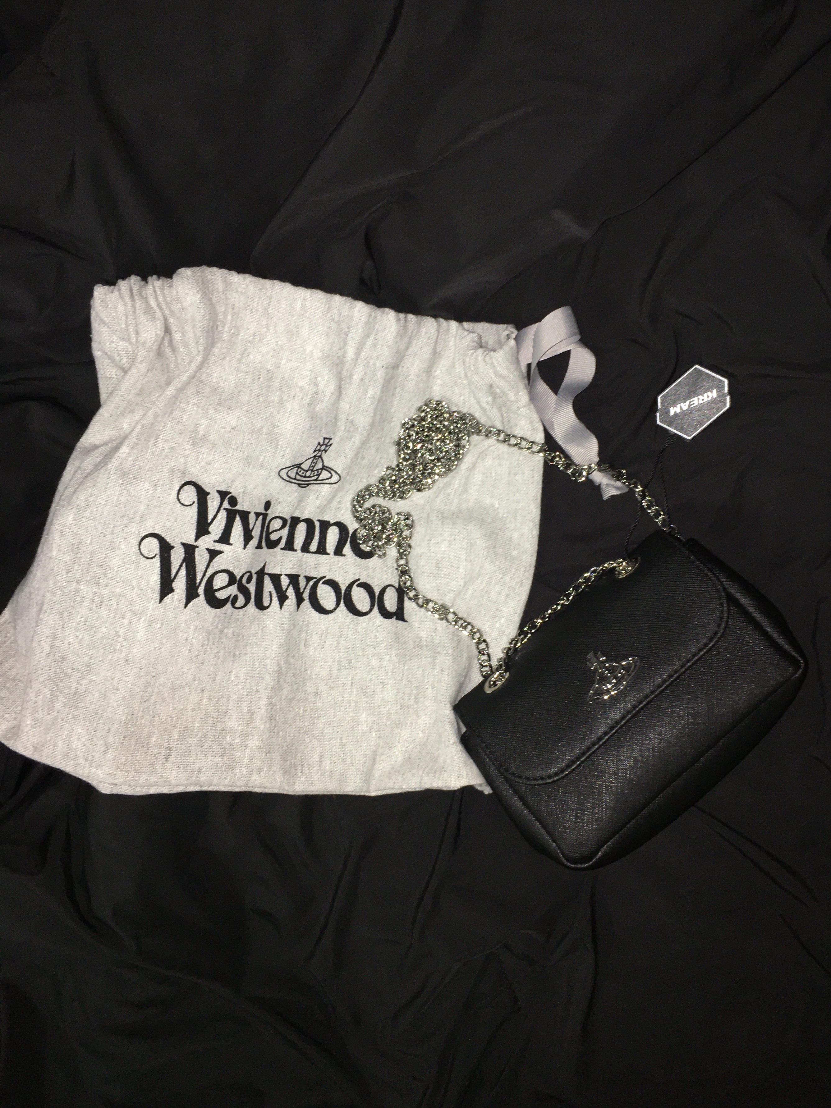 Vivienne Westwood Saffiano Biogreen Small Purse Cross Bag Black 착용 스타일 - 4
