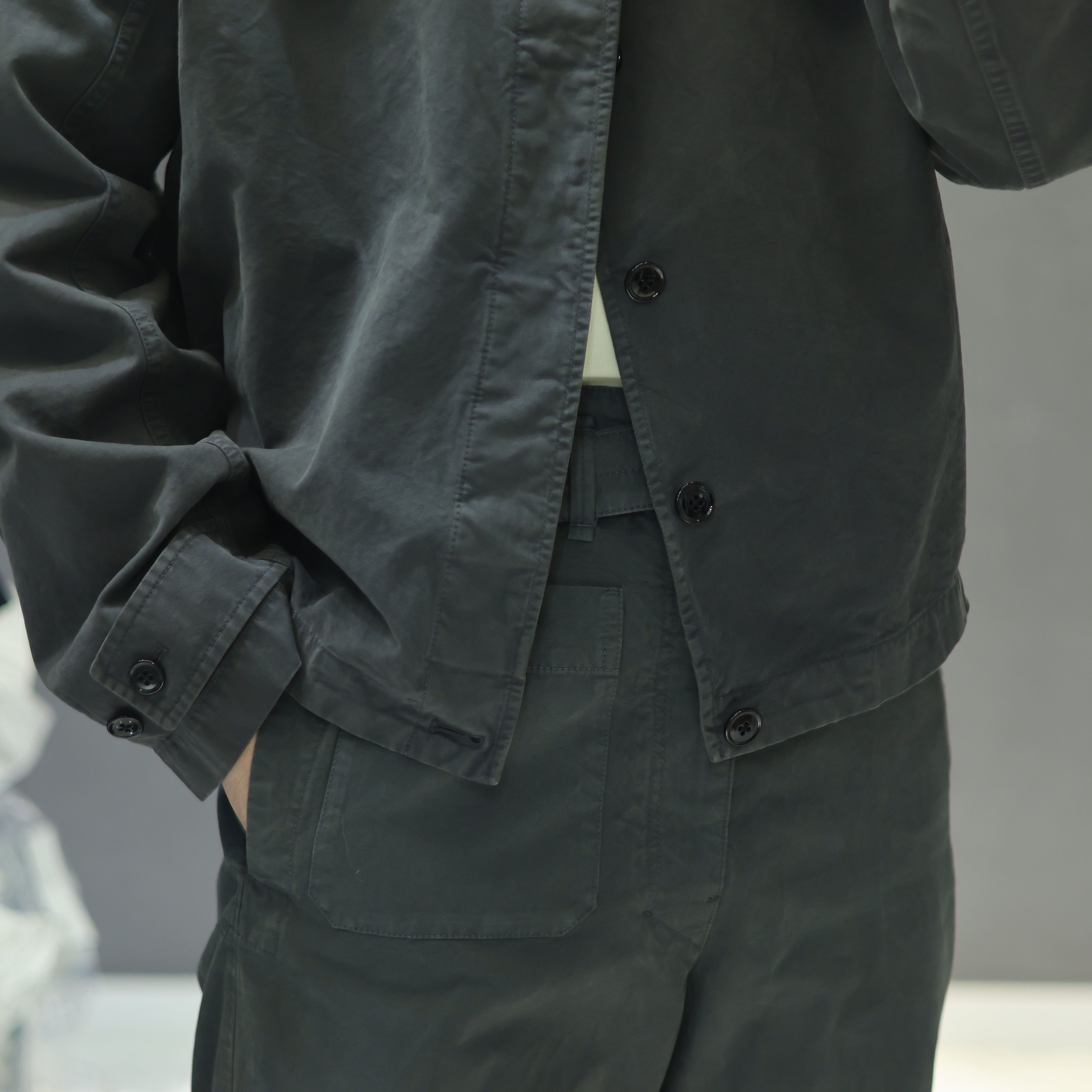 Lemaire Cotton Canvas Field Overshirt Asphalt, Lemaire Military Pants Cotton Canvas Asphalt 착용 스타일 - 3