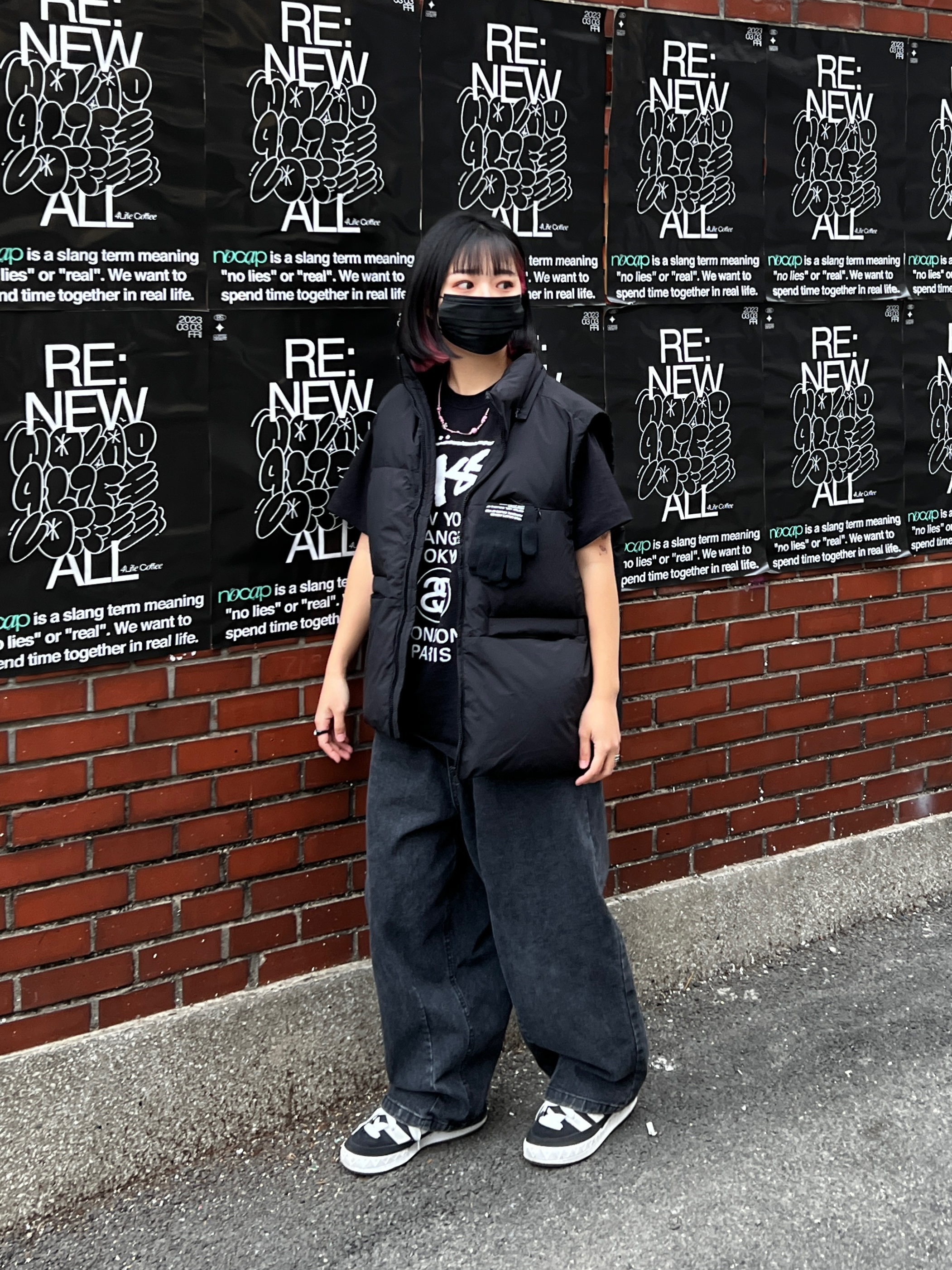 Adidas Adimatic Core Black, Stussy World Tour T-Shirt Black 착용 스타일 - 1