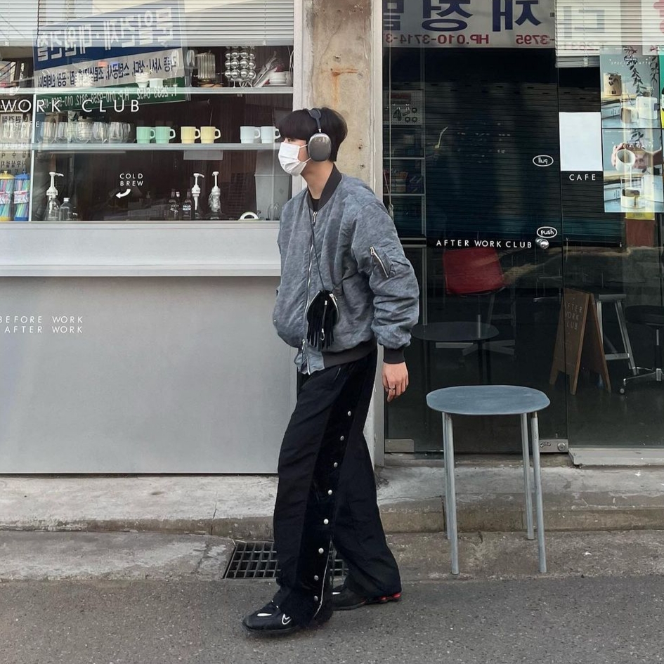 AOP Snap Track Pants Meta Black, Apple AirPods Max Lightning Silver (Korean Ver.) 착용 스타일 - 1