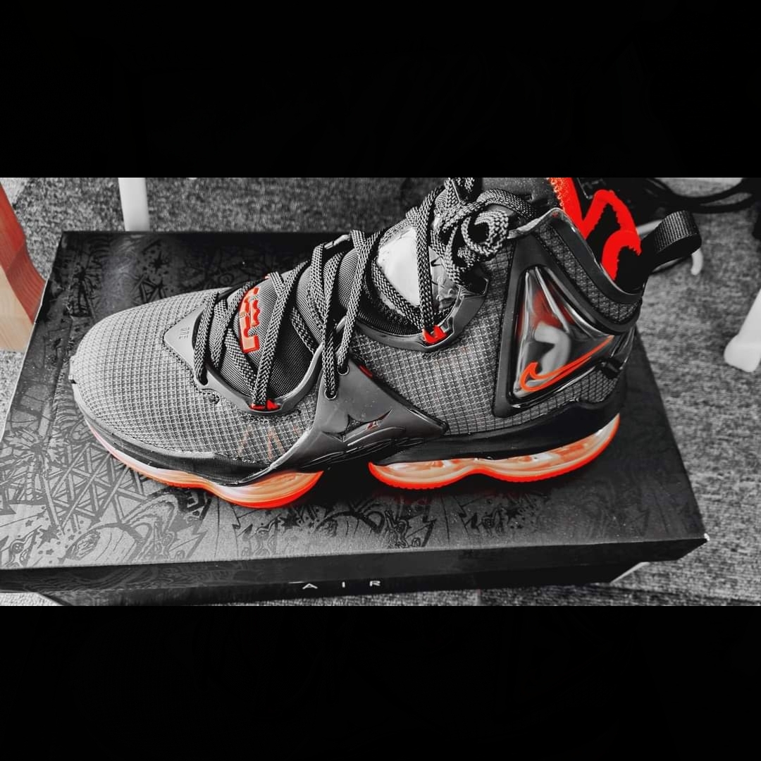 Nike LeBron XIX Black University Red 착용 스타일 - 1
