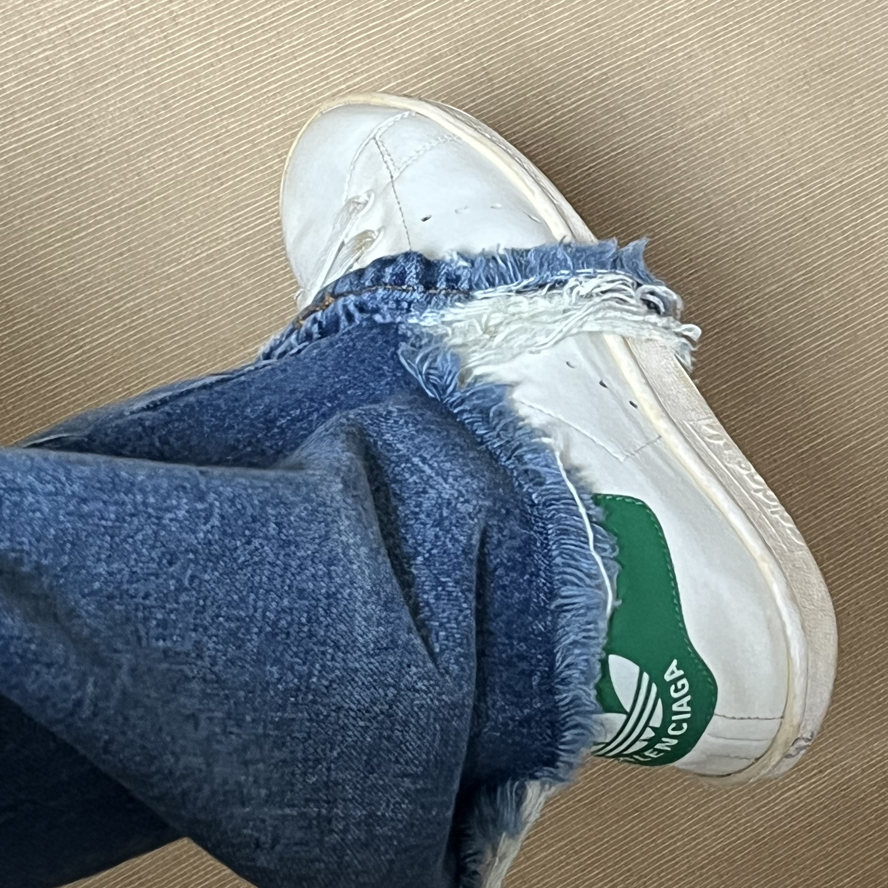 Balenciaga x Adidas Stan Smith Worn Out White Green 착용 스타일 - 1