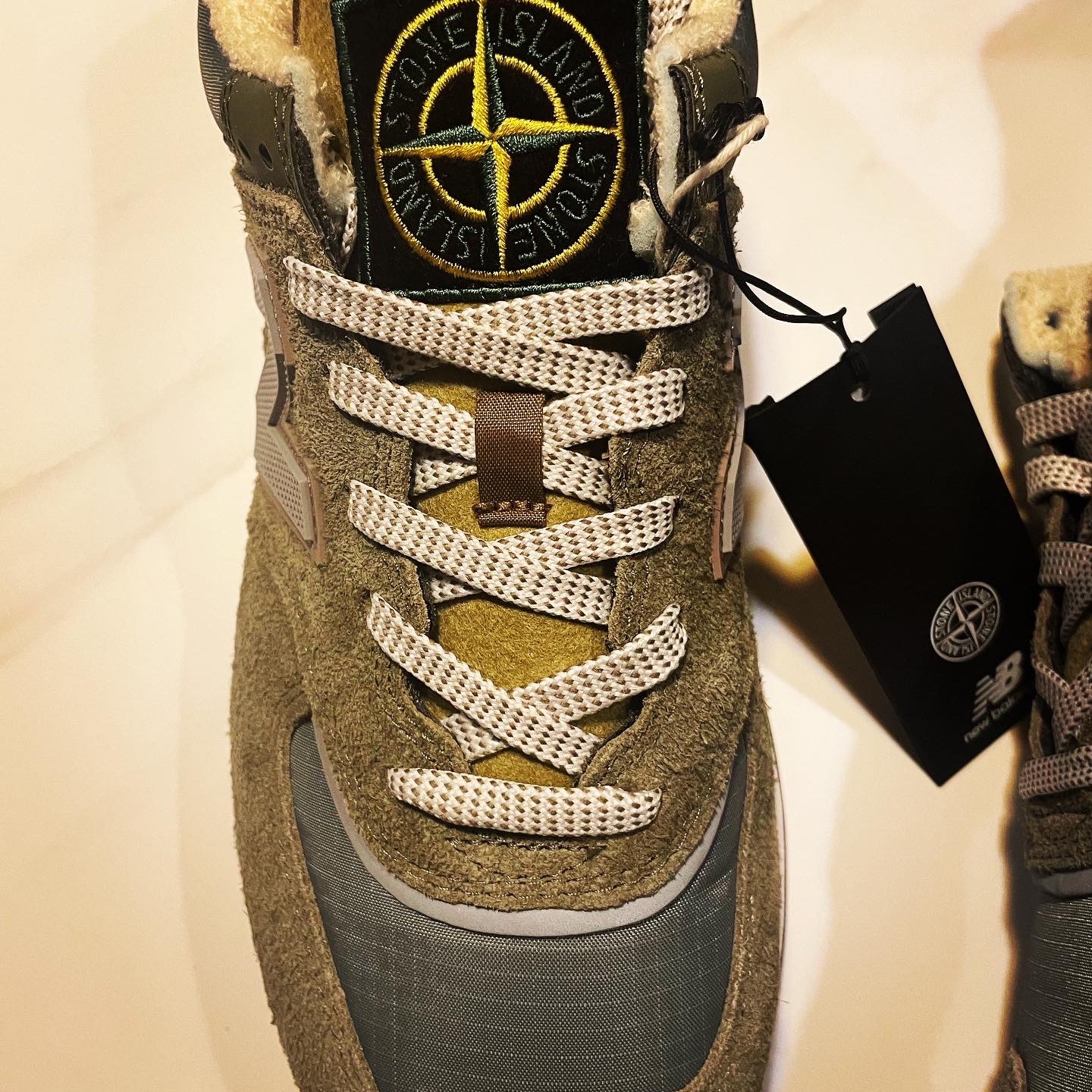 New Balance x Stone Island 574 Legacy Green 착용 스타일 - 3