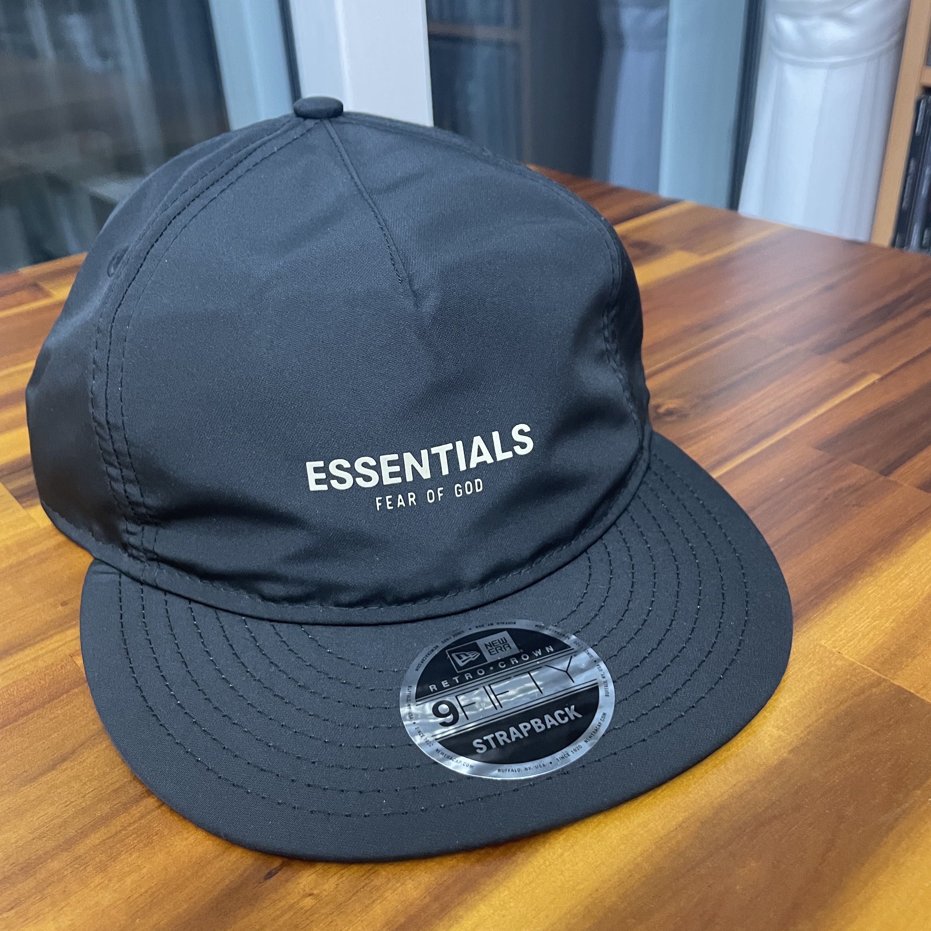 Essentials x New Era Retro Crown Strapback Black, Essentials The Core Collection Long Sleeve Polo Dark Oatmeal 착용 스타일 - 1