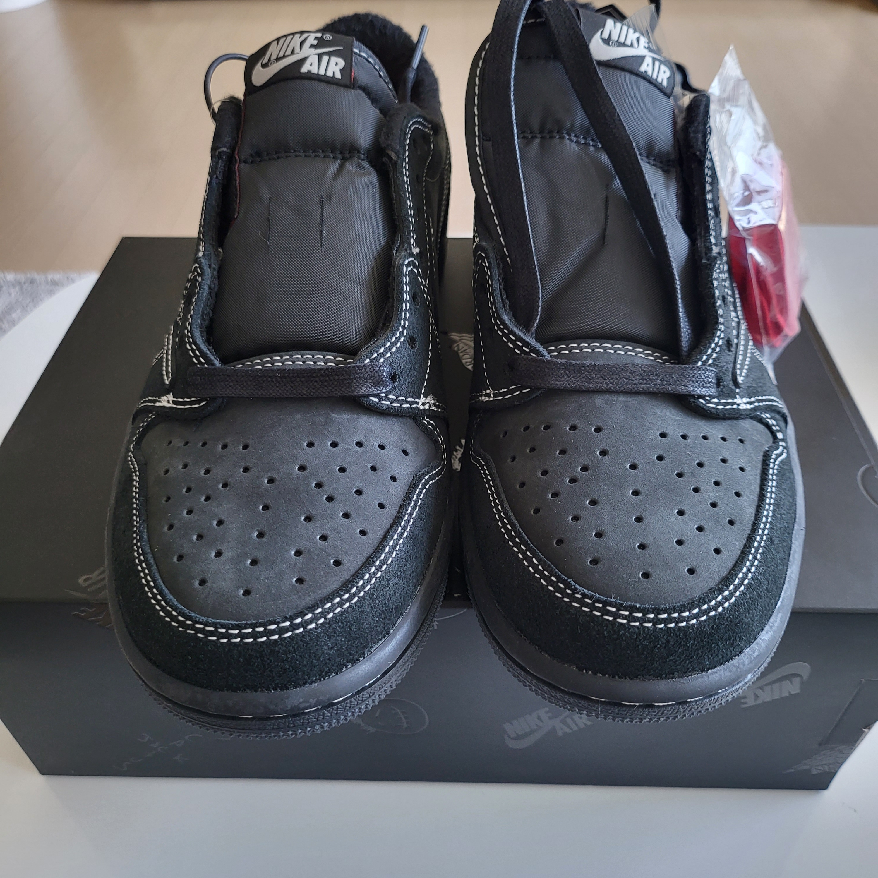 Jordan 1 x Travis Scott Retro Low OG SP Black Phantom 착용 스타일 - 2