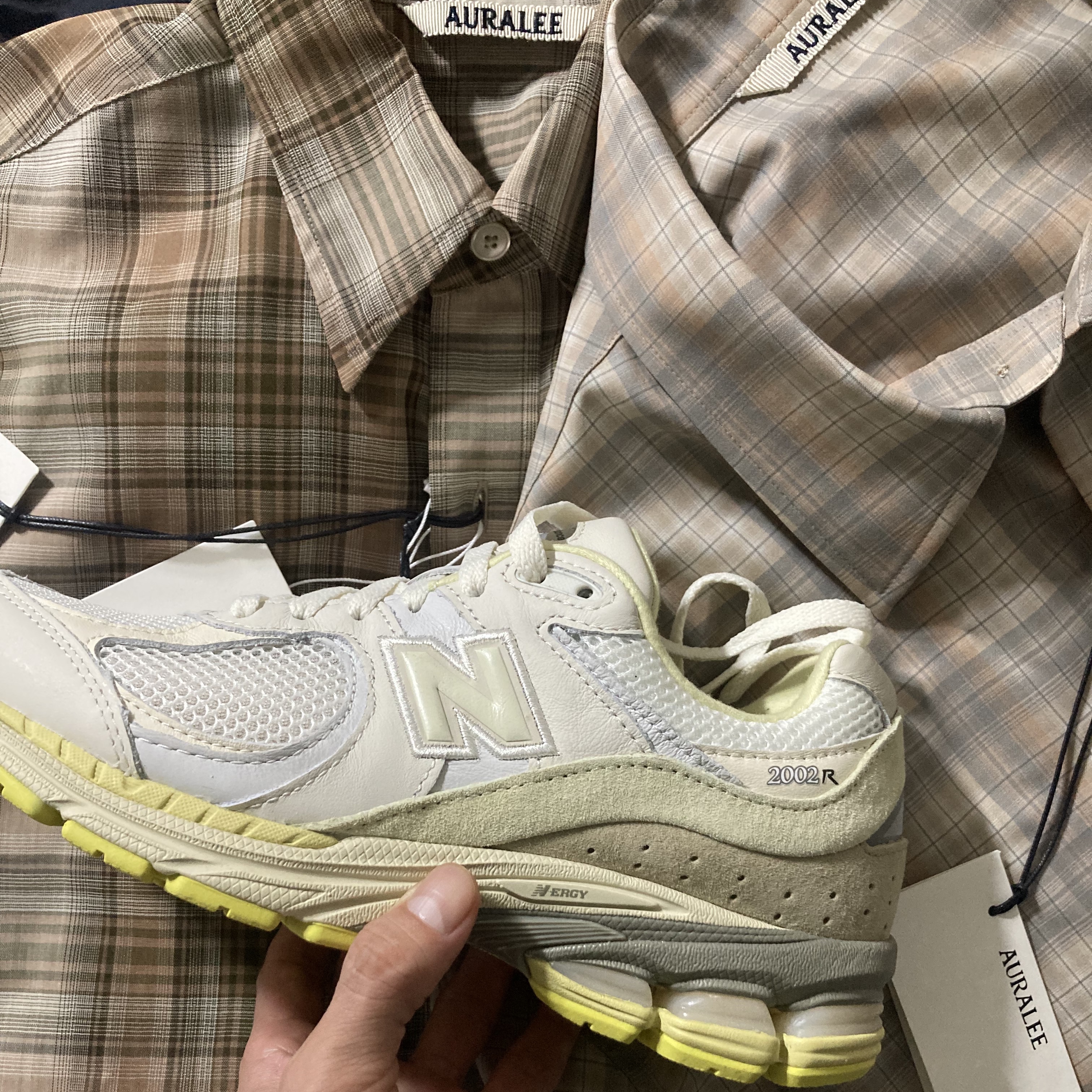 New Balance x Auralee 2002R White 착용 스타일 - 2