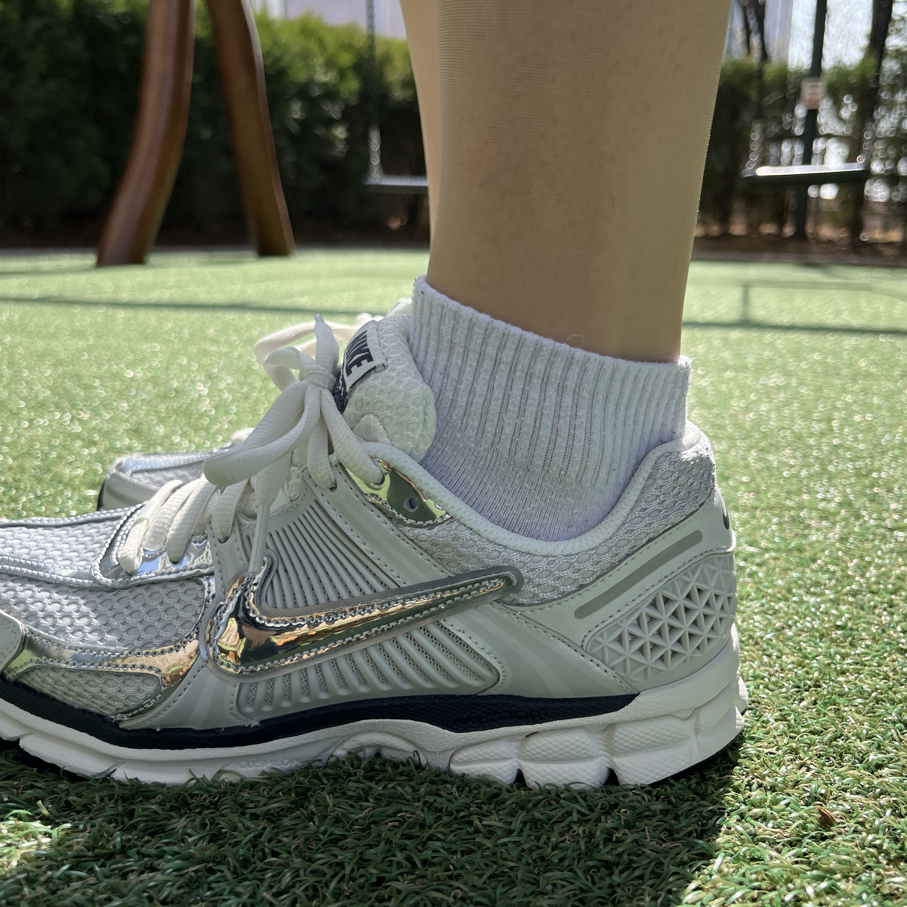 (W) Nike Zoom Vomero 5 Photon Dust and Metallic Silver 착용 스타일 - 1