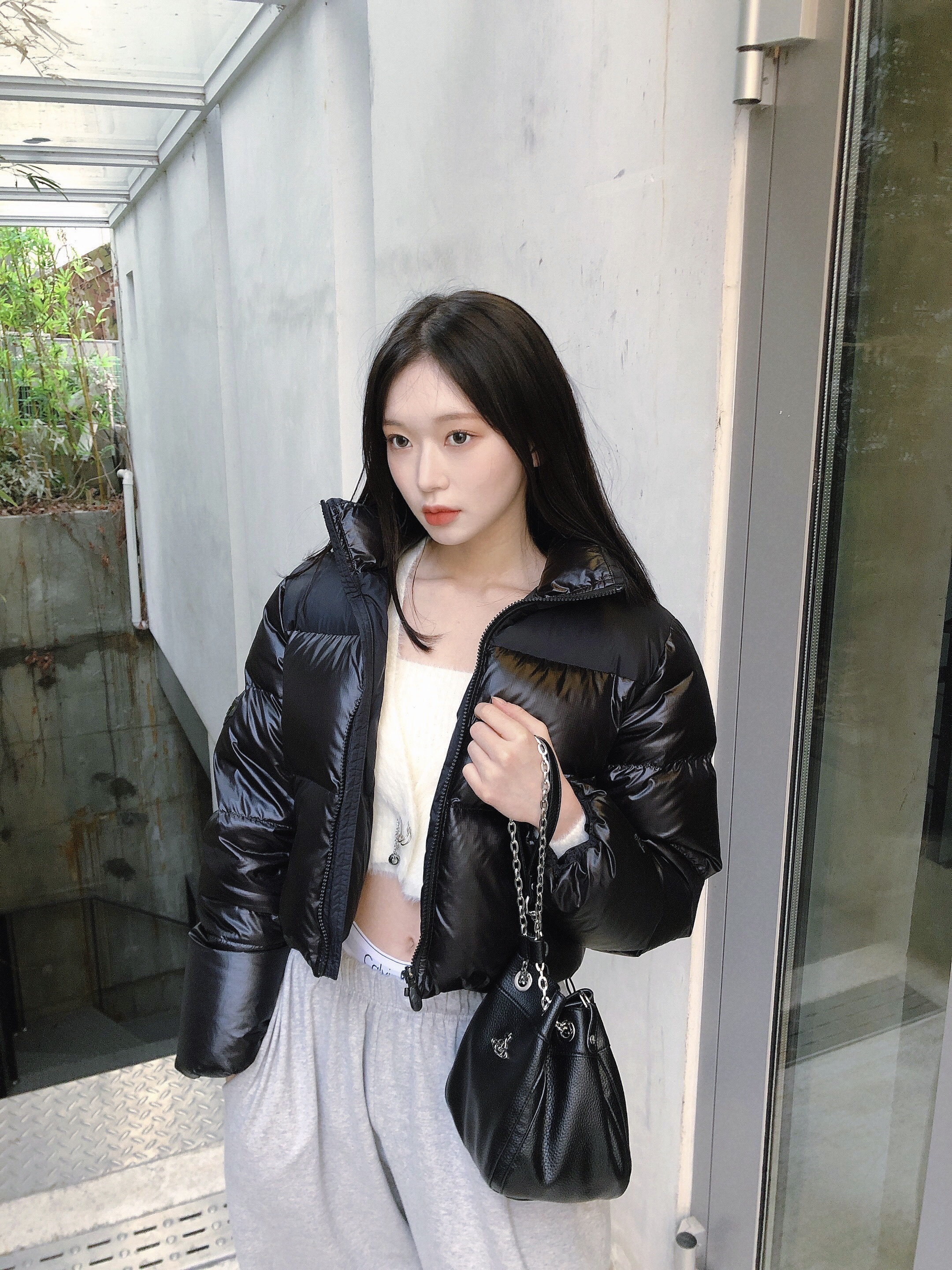 Vivienne Westwood Chrissy Small Bucket Bag Black 착용 스타일