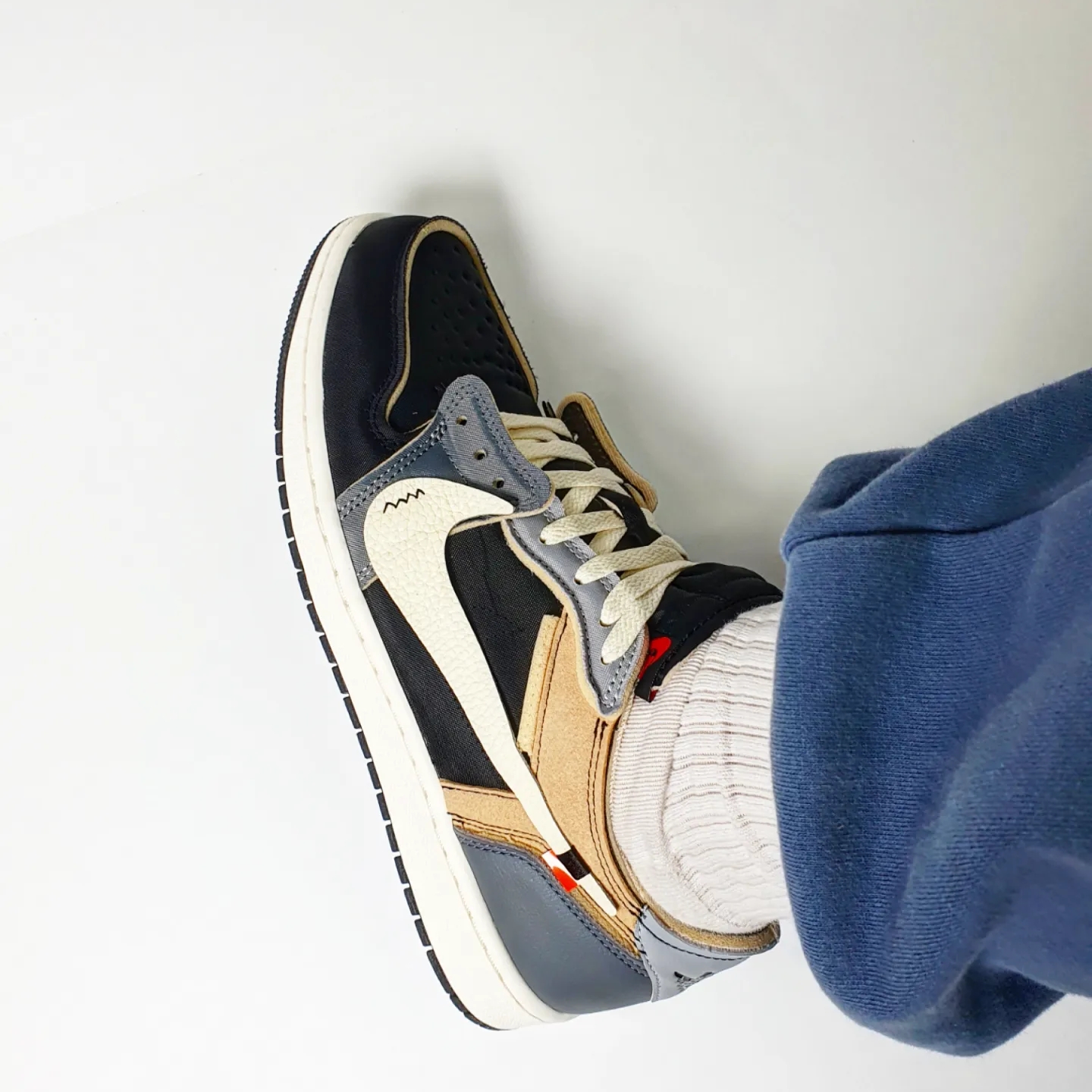 Jordan 1 Retro Low OG EX Black and Smoke Grey 착용 스타일 - 2