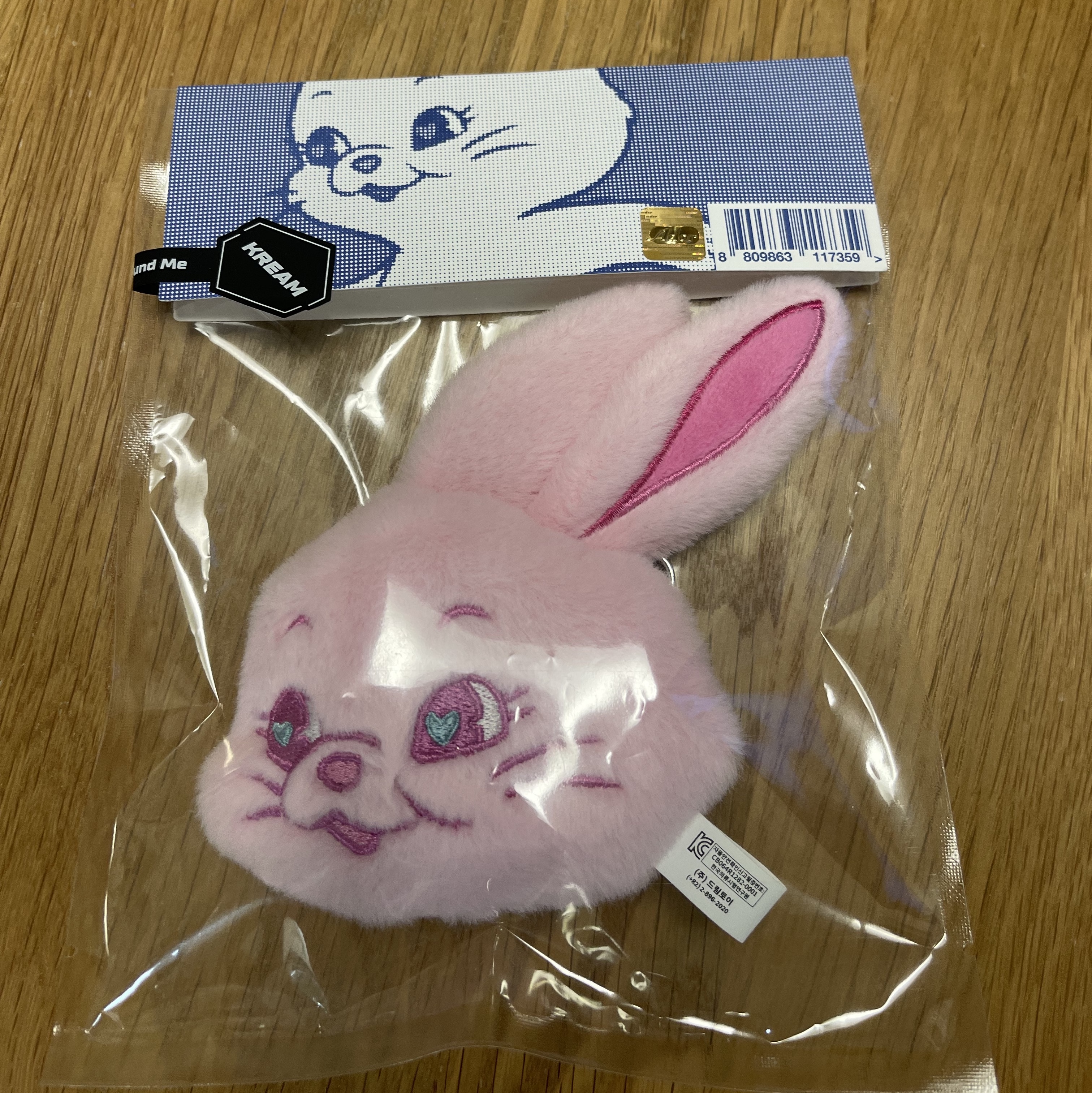 NewJeans Tokki Merchandise Fluffy Keyring Pink 착용 스타일