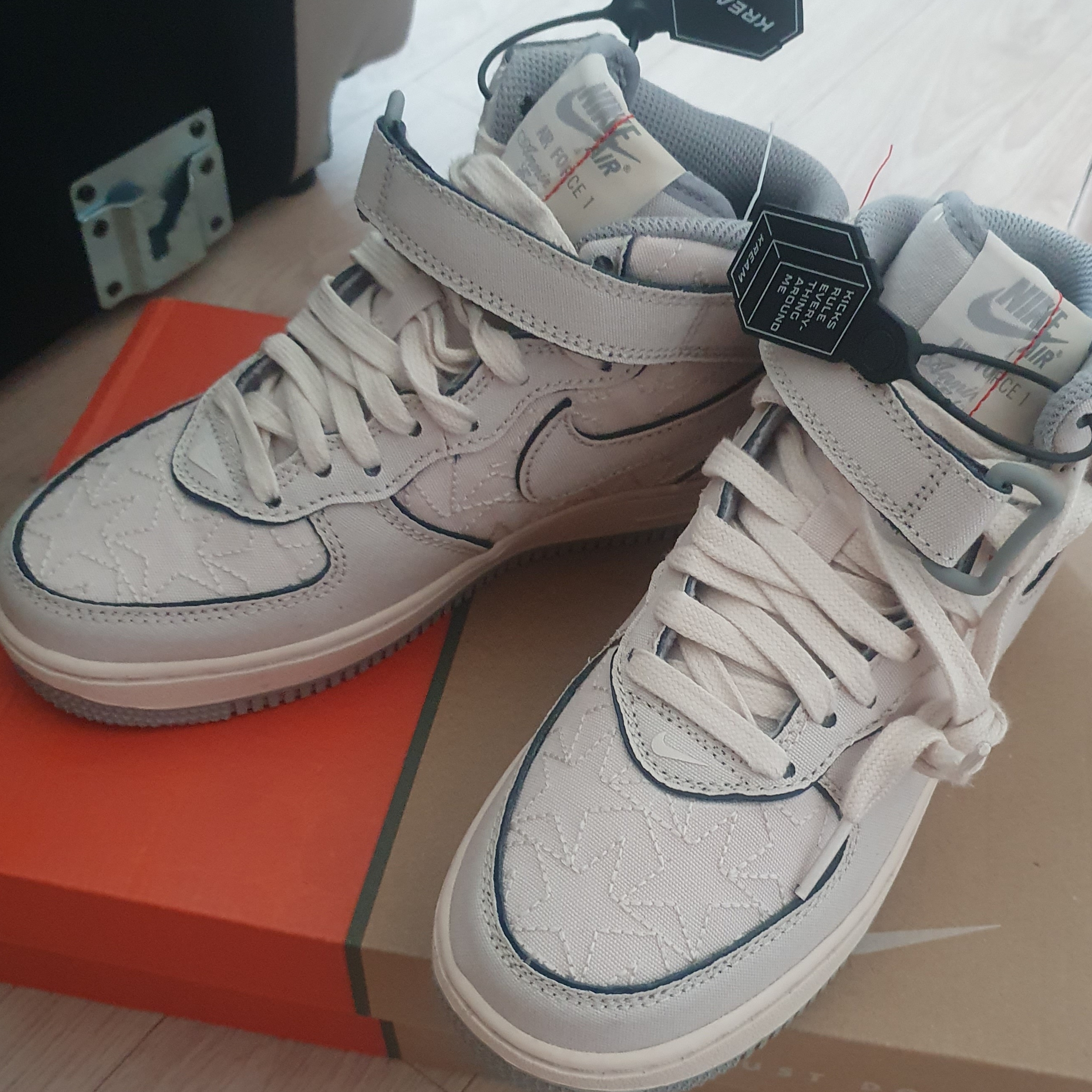 Nike Air Force 1 Mid '07 Pearl White 착용 스타일