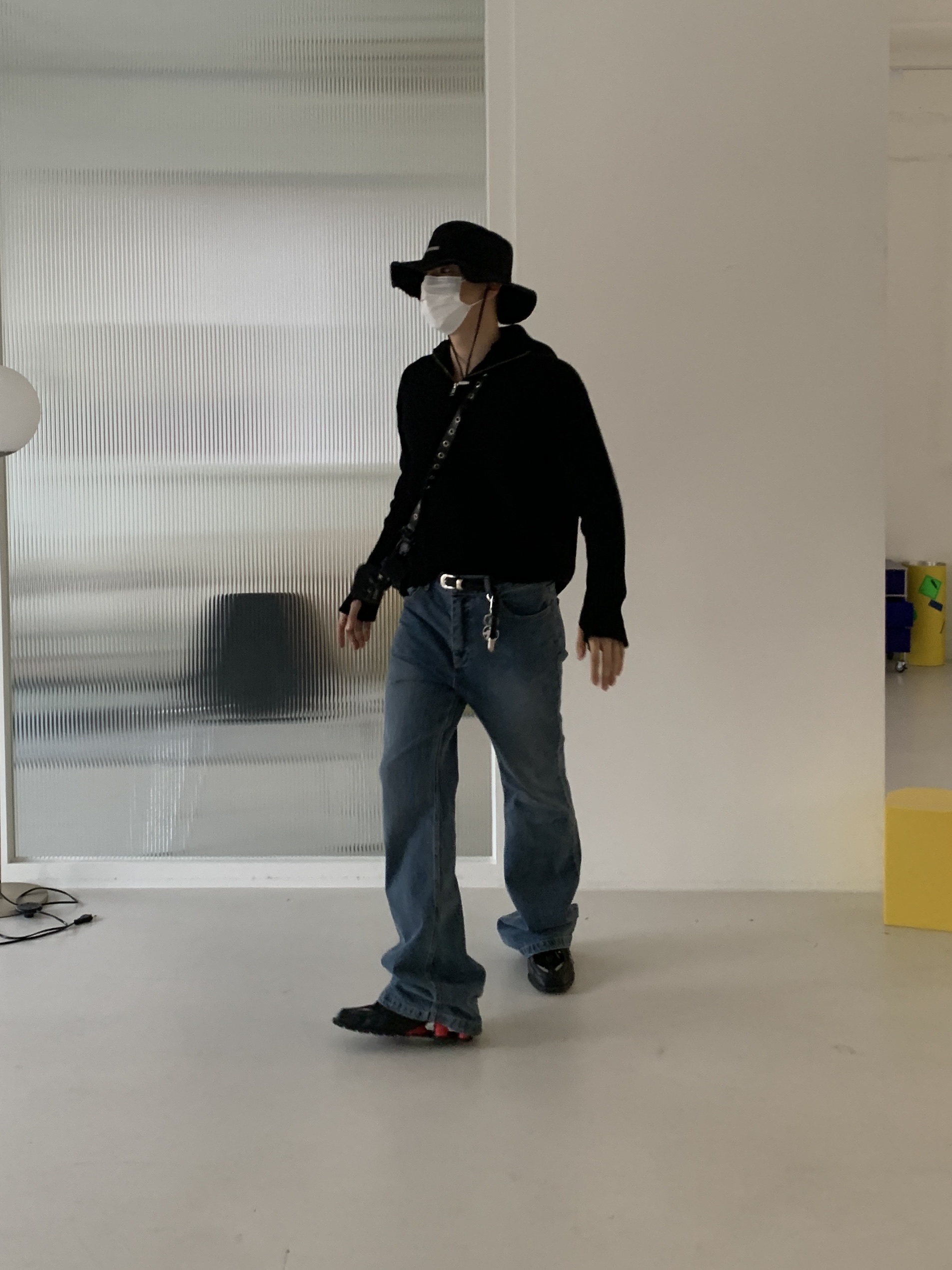 Jacquemus Le Bob Artichaut Bucket Hat Black, Nike x Martine Rose Shox MR4 Black 착용 스타일 - 4