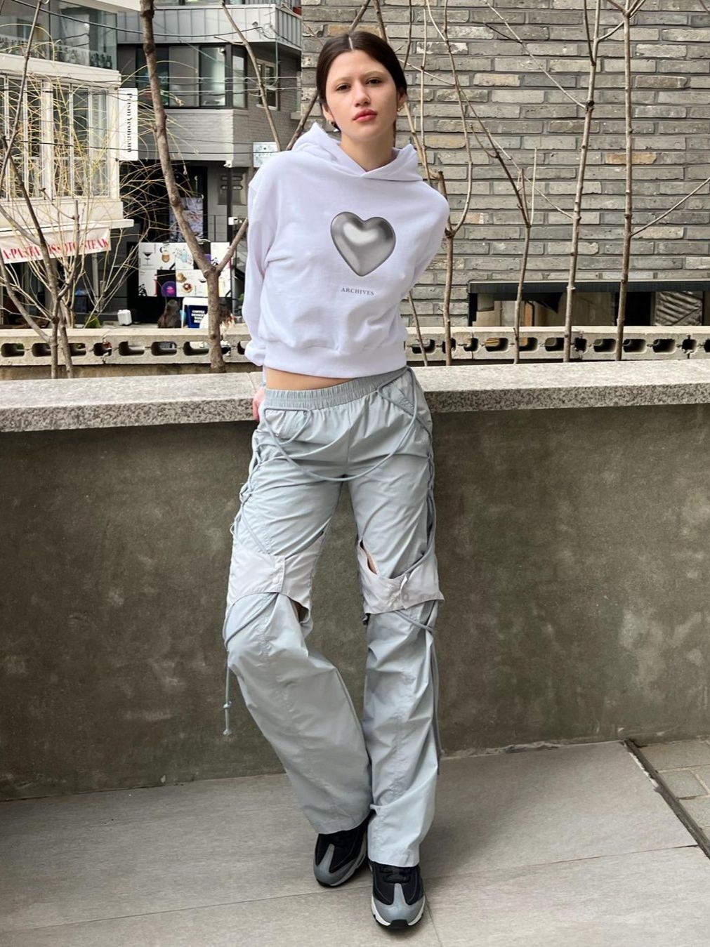2000Archives Crop Matt Love Hoodie Off White 착용 스타일 - 2