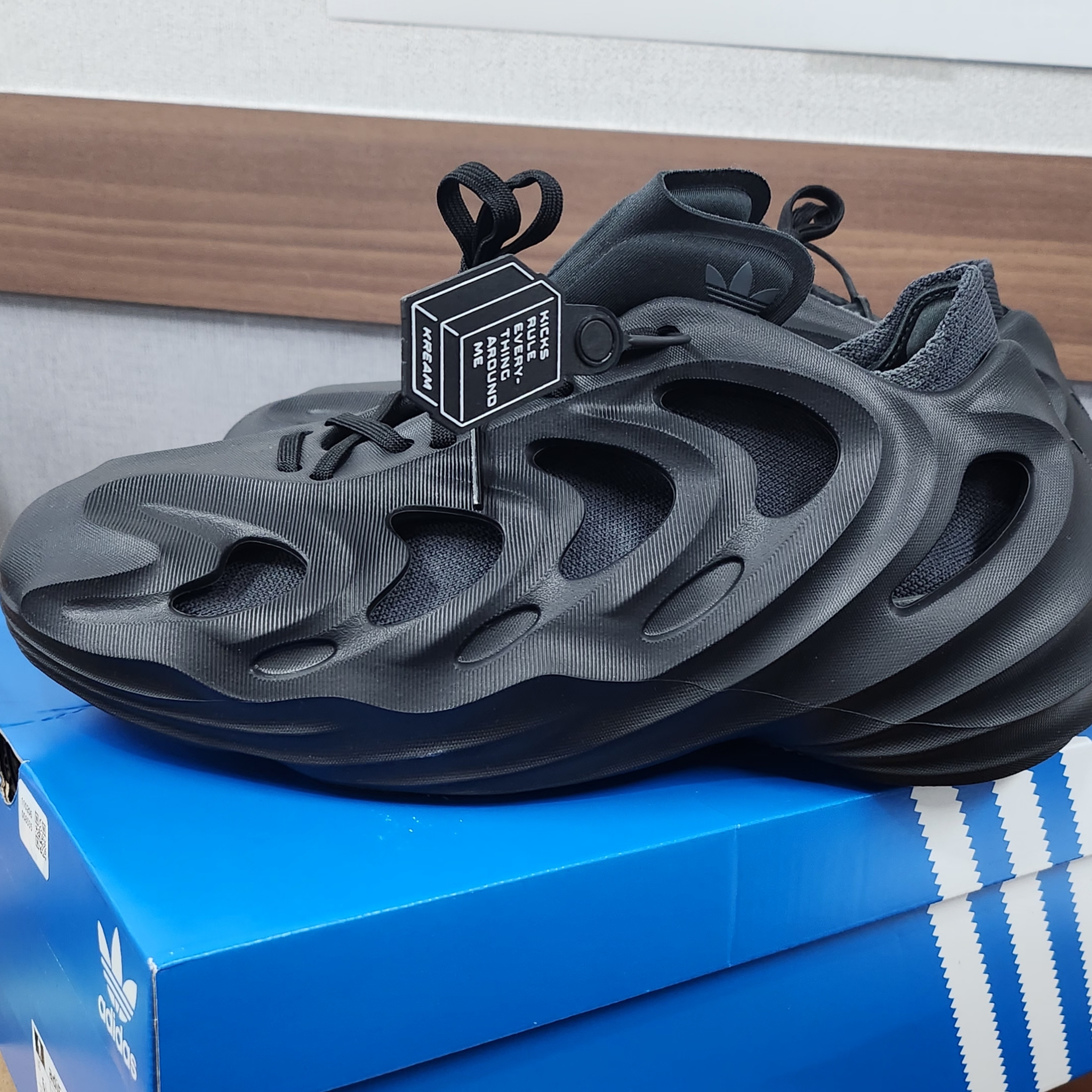 Adidas Adifom Q Core Black Carbon 착용 스타일 - 2