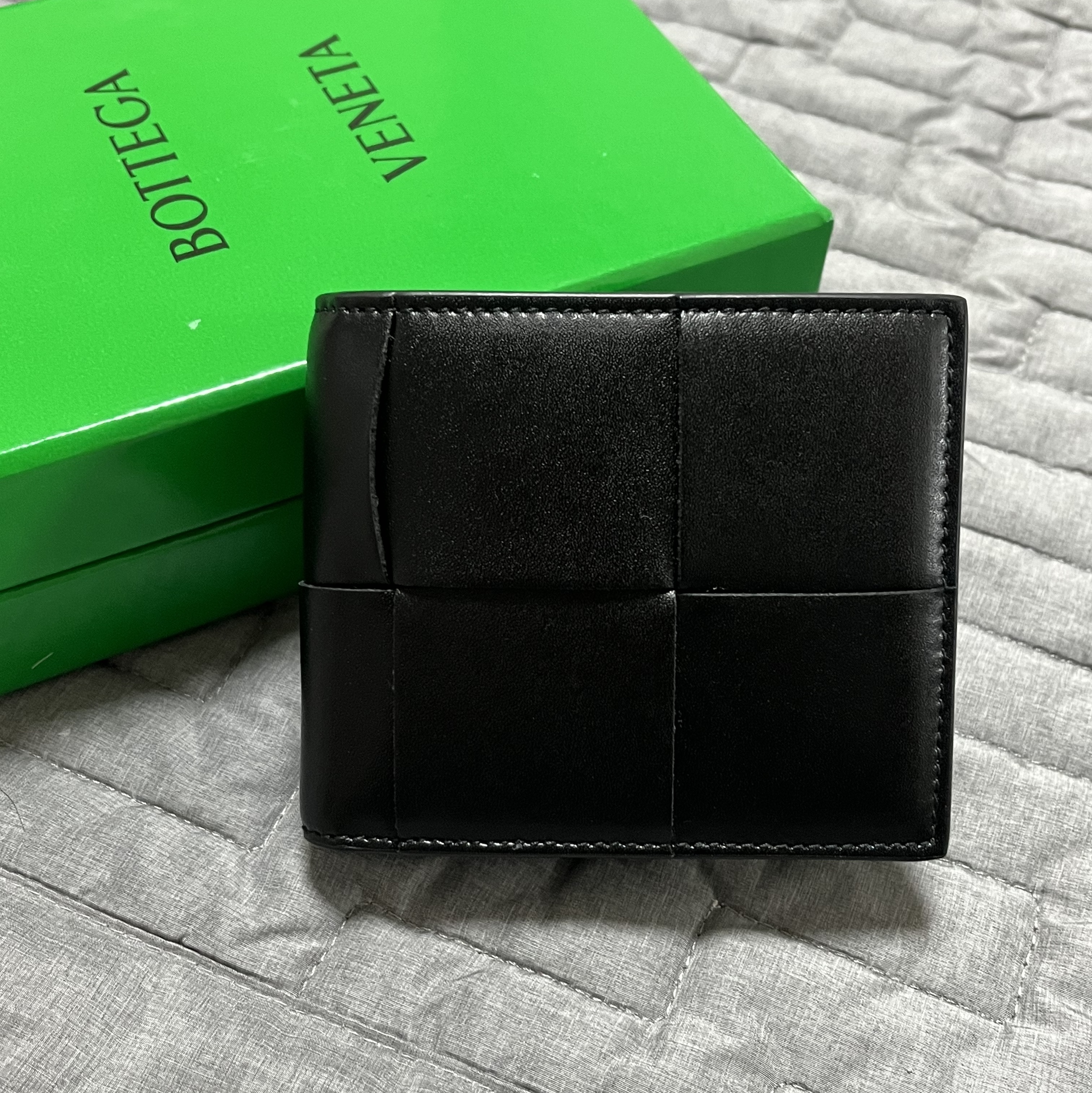 Bottega Veneta Bi-Fold Wallet Black 착용 스타일