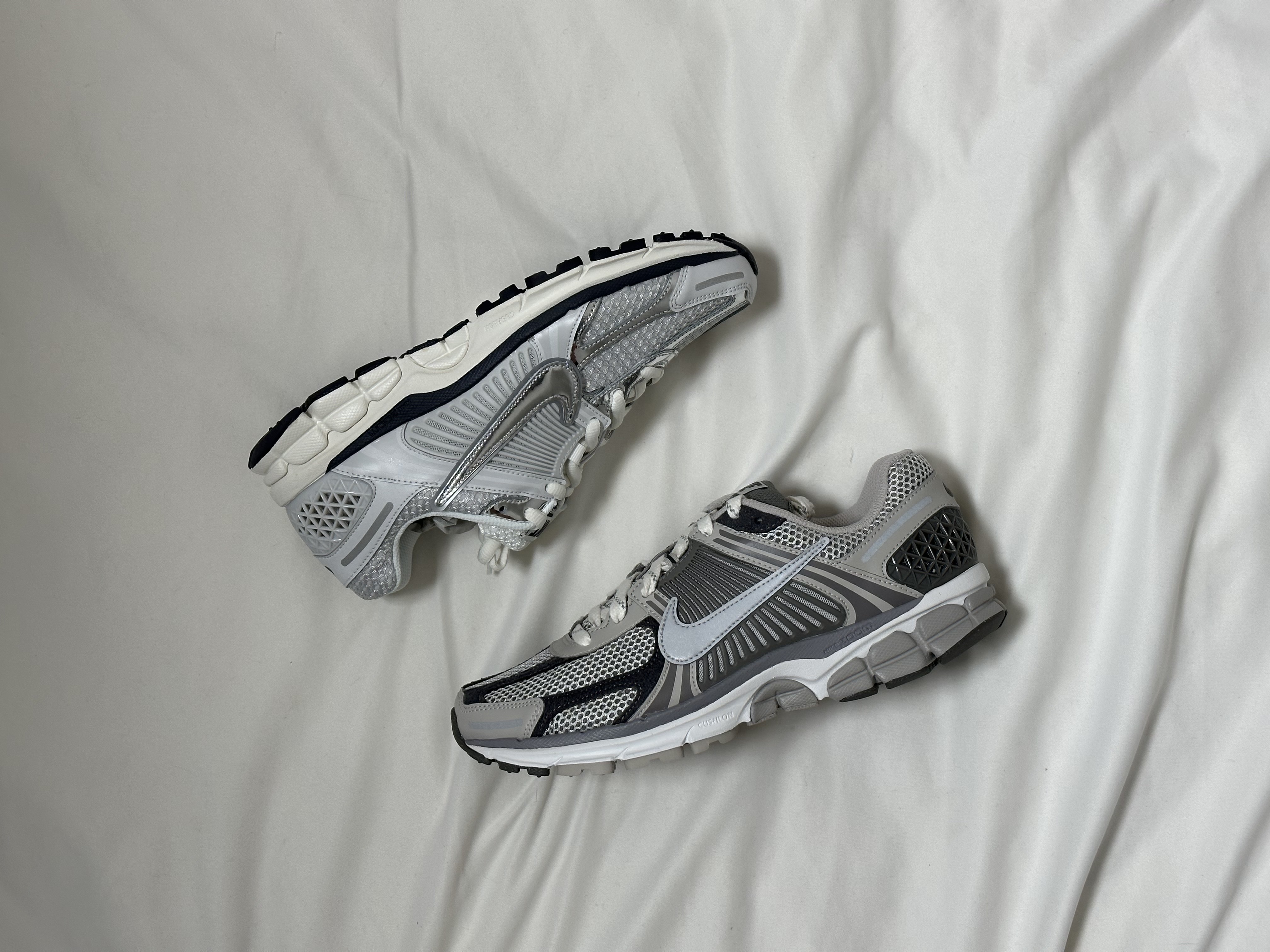 (W) Nike Zoom Vomero 5 Photon Dust and Metallic Silver, Nike Zoom Vomero 5 PRM Light Iron Ore and Flat Fewter 착용 스타일 - 1