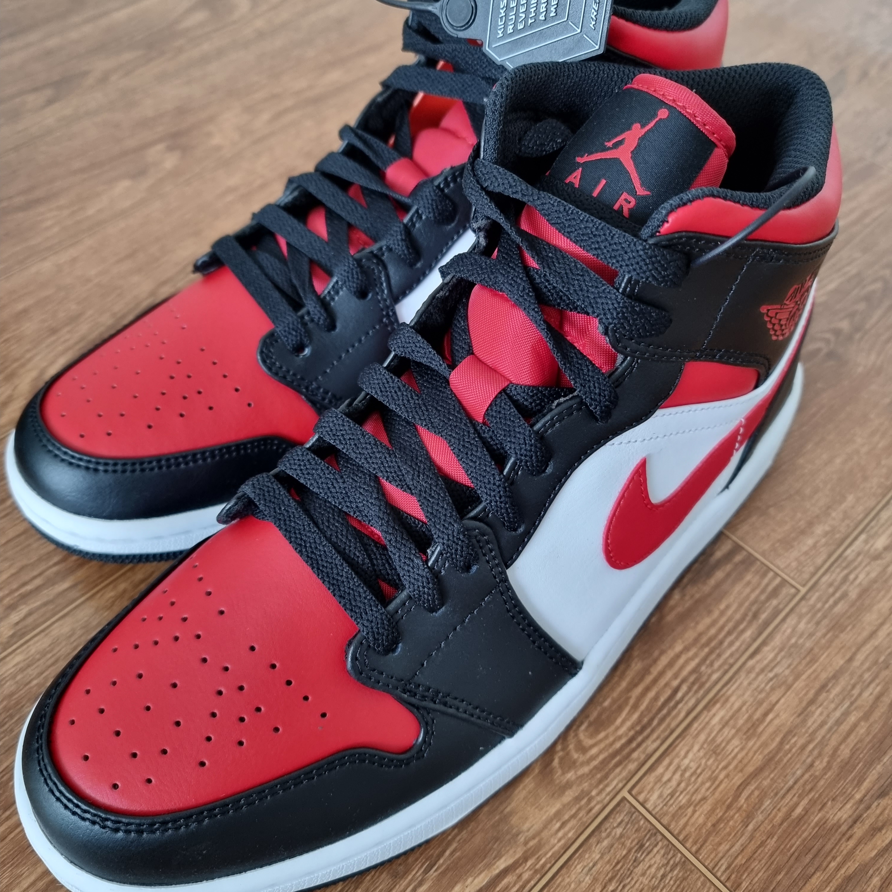 Jordan 1 Mid Black Fire Red 착용 스타일