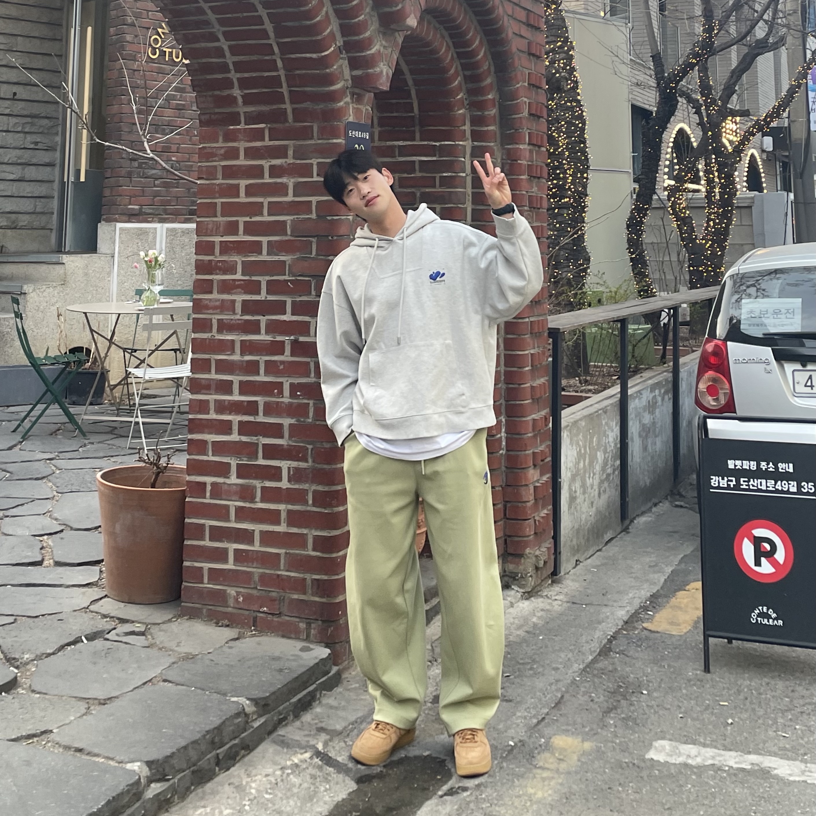 Zara x Ader Error Jogger Pants Light Green, Zara x Ader Error Embroidery Hooded Sweatshirt Grey 착용 스타일 - 1