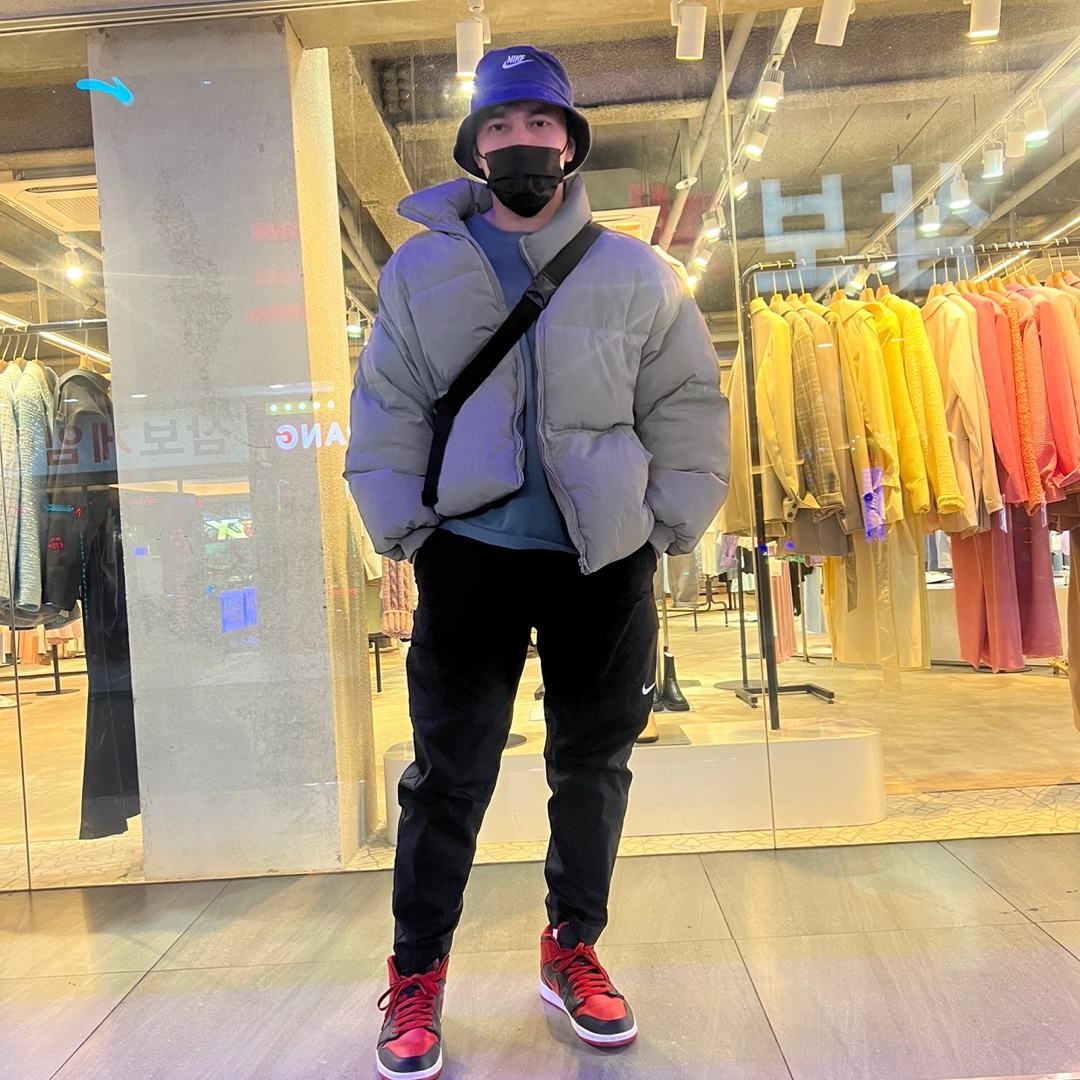 Jordan 1 Mid Bred Banned 2020, Nike Futura Washed Bucket Hat Thunder Blue 착용 스타일