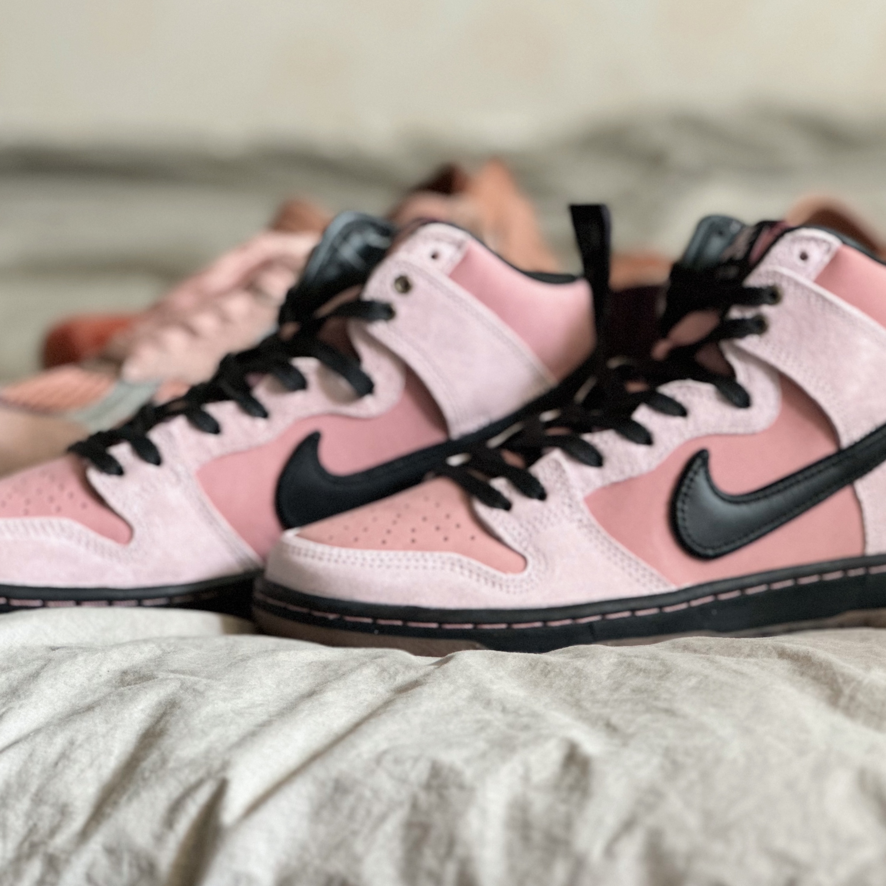 Nike x KCDC SB Dunk High Pro QS Elemental Pink, New Balance x Salehe Bembury 990v2 Made in USA Misty Rose 착용 스타일 - 4