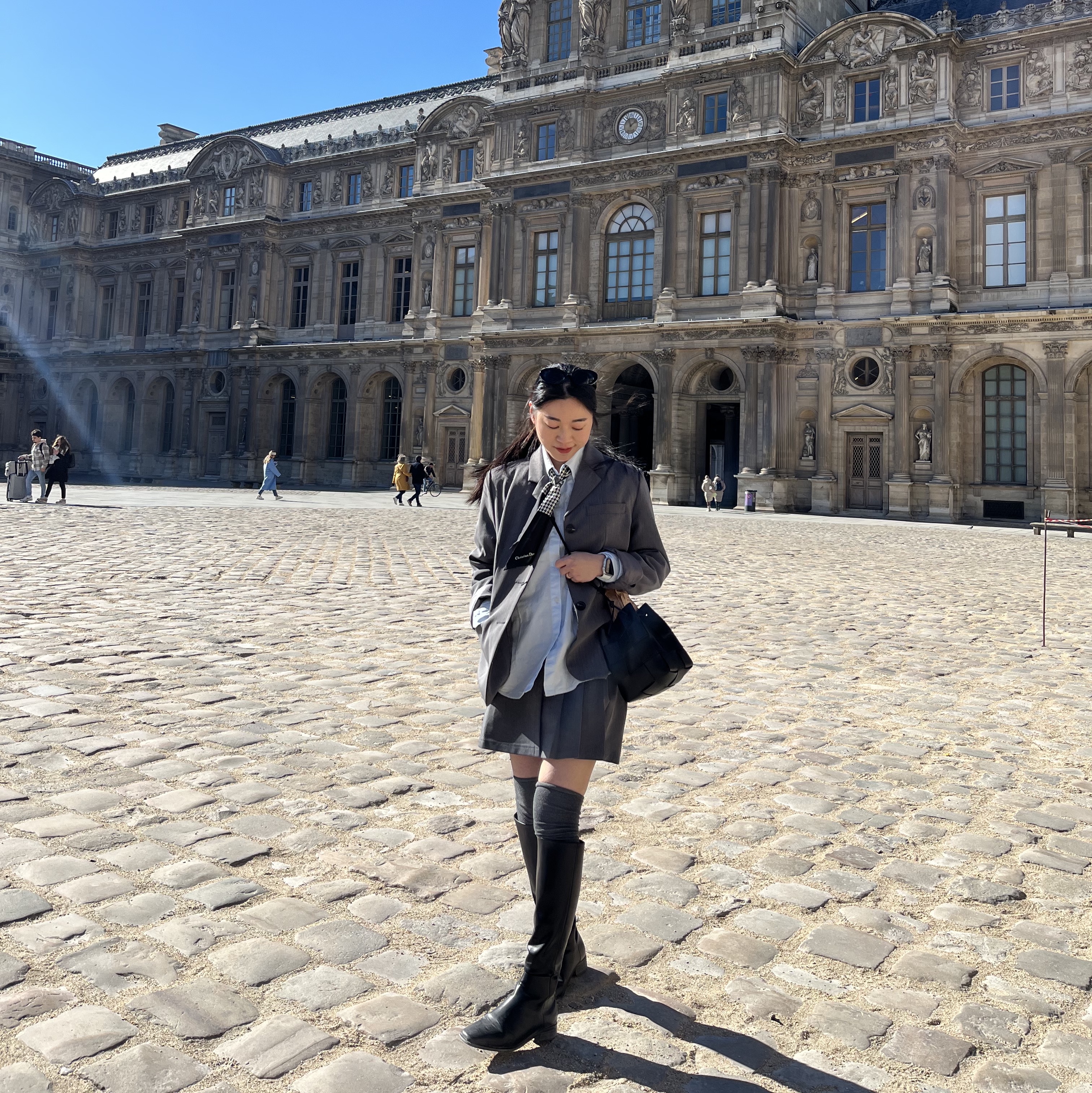 (W) Dior 30 Montaigne Mitzah Scarf Silk Twill Black White, Bottega Veneta Small Leather Cassette Bucket Bag Black 착용 스타일