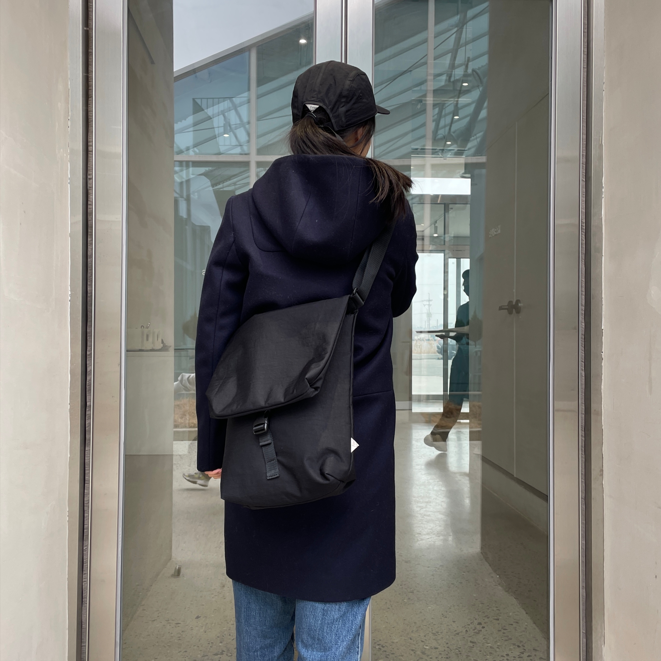 Found Pocket Side B Camp Cap Black, Found Pocket Dim Cross Bag Black 착용 스타일