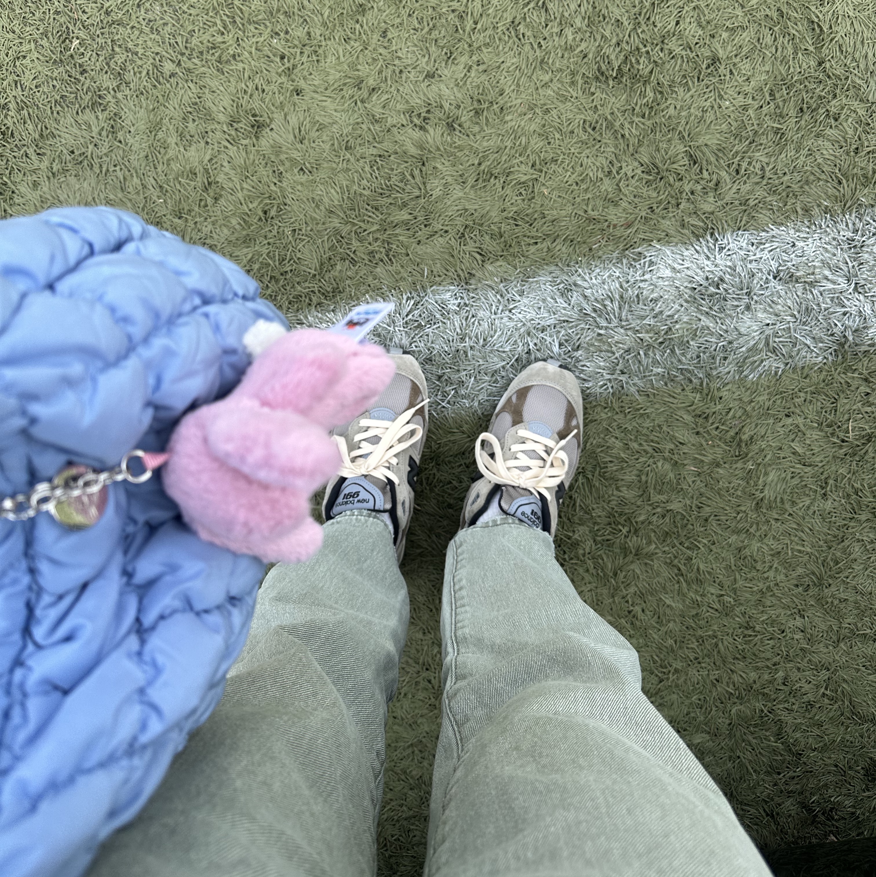 (W) New Balance x JJJJound 991 Made in UK Grey, Jellycat Bashful Bunny Bag Charm Tulip 착용 스타일