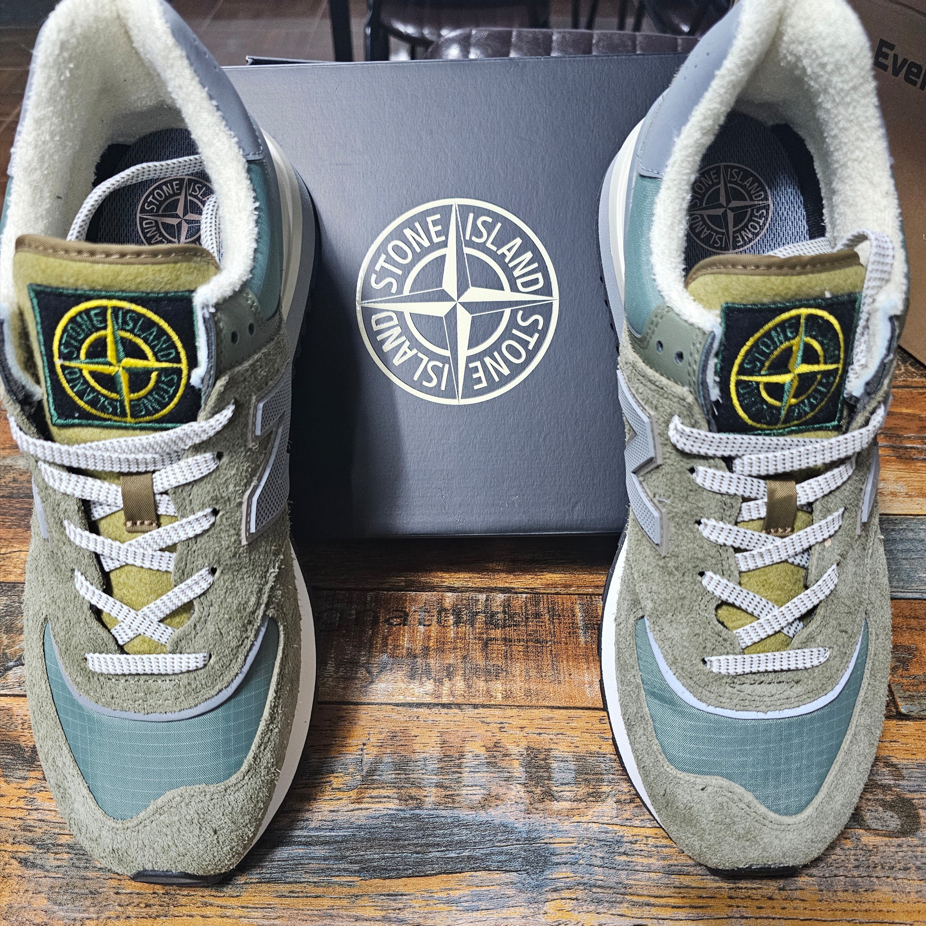 New Balance x Stone Island 574 Legacy Green 착용 스타일 - 2