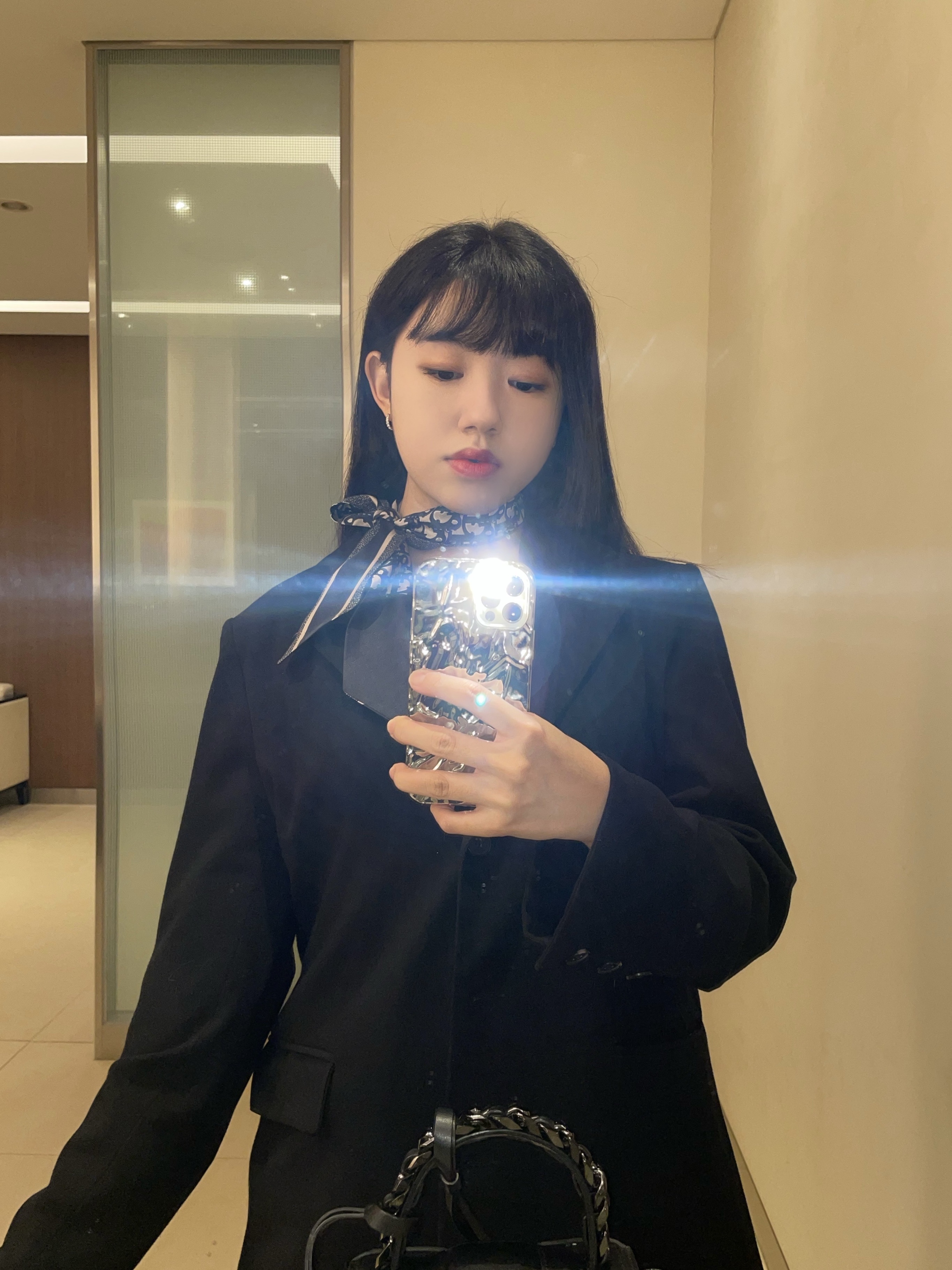 (W) Dior Oblique Mitzah Scarf Silk Twill Navy Blue 착용 스타일 - 2