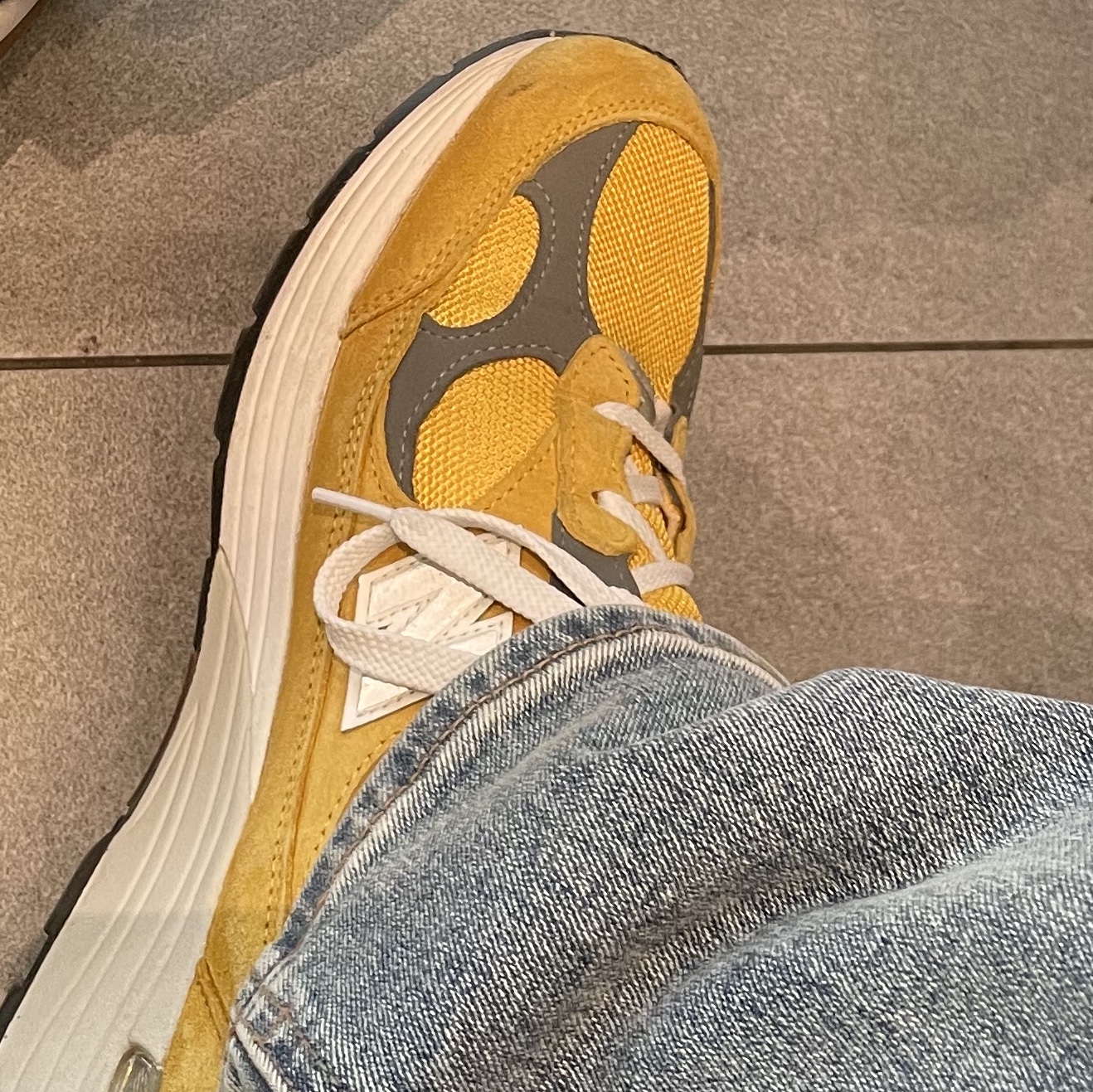 New Balance 992 Made in USA Gold Cream 착용 스타일