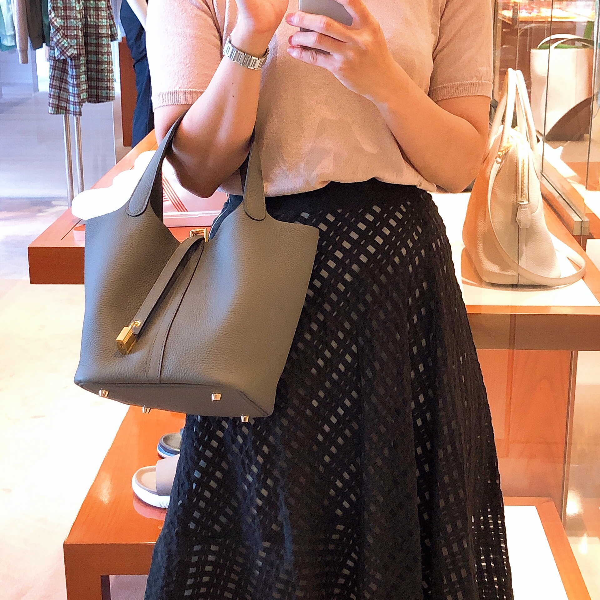 Hermes Picotin Lock 18 Bag Clemence & Gold Gris Meyer 착용 스타일 - 1