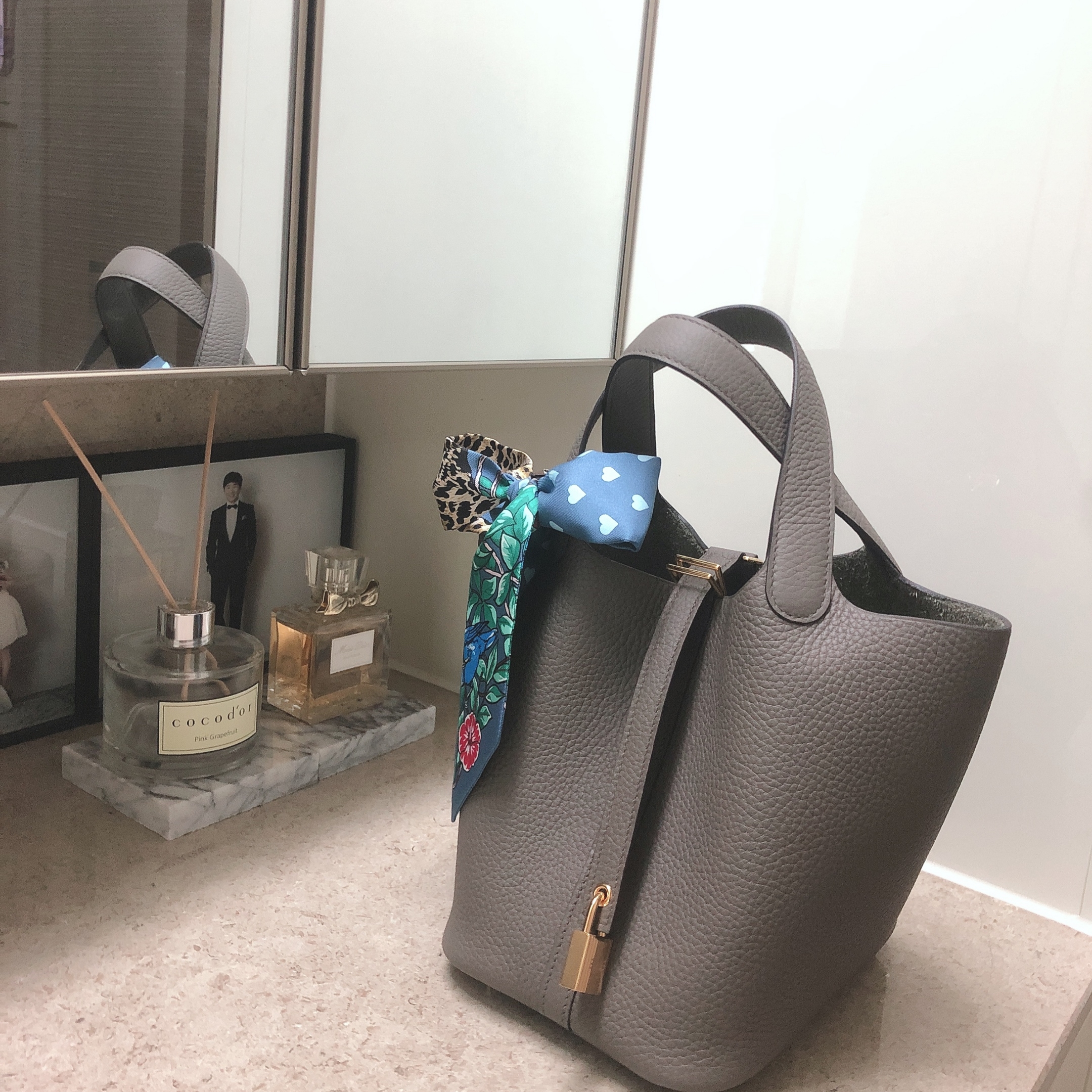 Hermes Picotin Lock 18 Bag Clemence & Gold Gris Meyer 착용 스타일 - 3