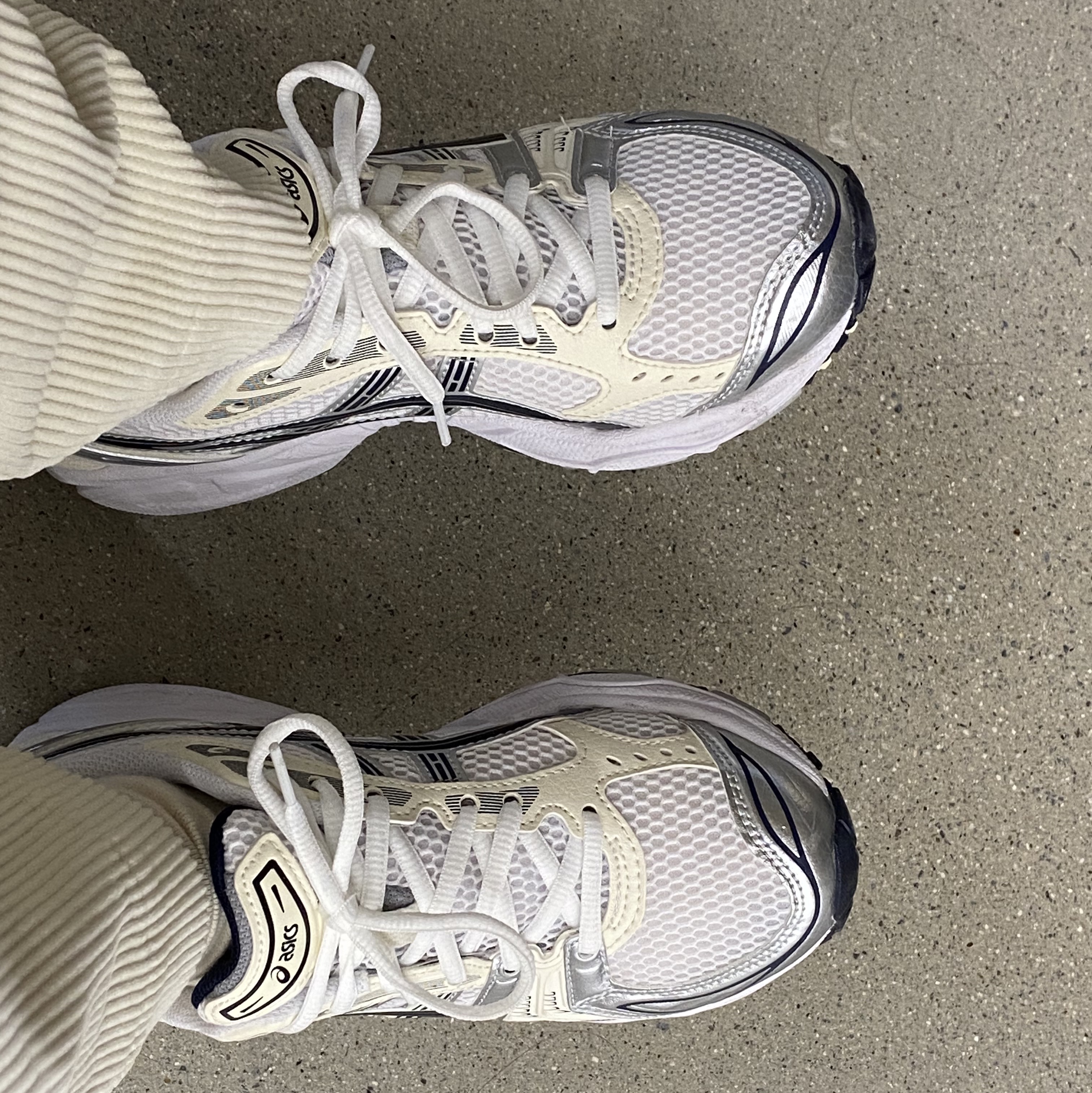 (W) Asics Gel-Kayano 14 White Midnight 착용 스타일