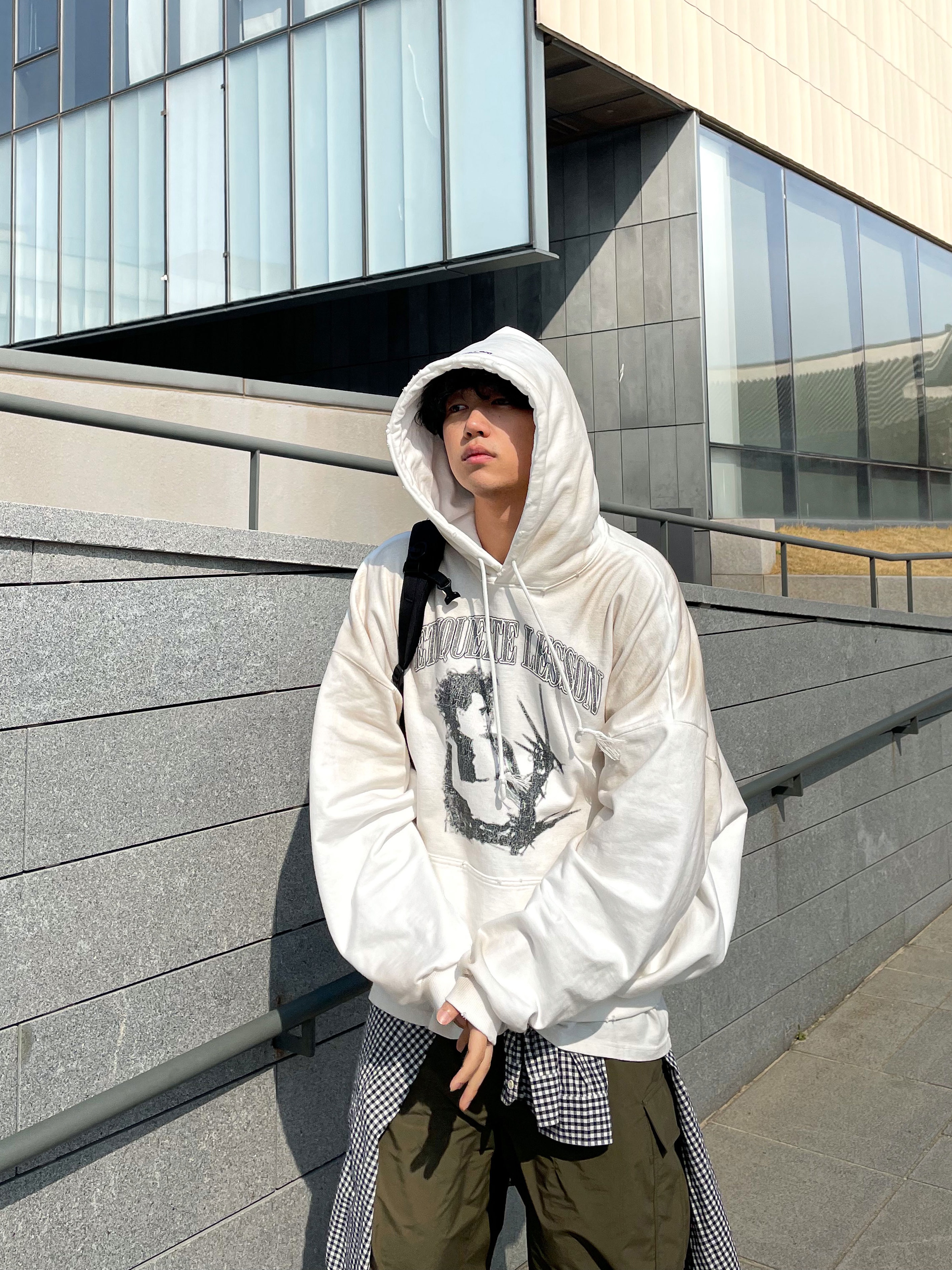 Project G/R x Atmos Etiquette Lesson Vintage Washed Hoodie White, Arc'teryx Mantis 32 Backpack Black 착용 스타일 - 2