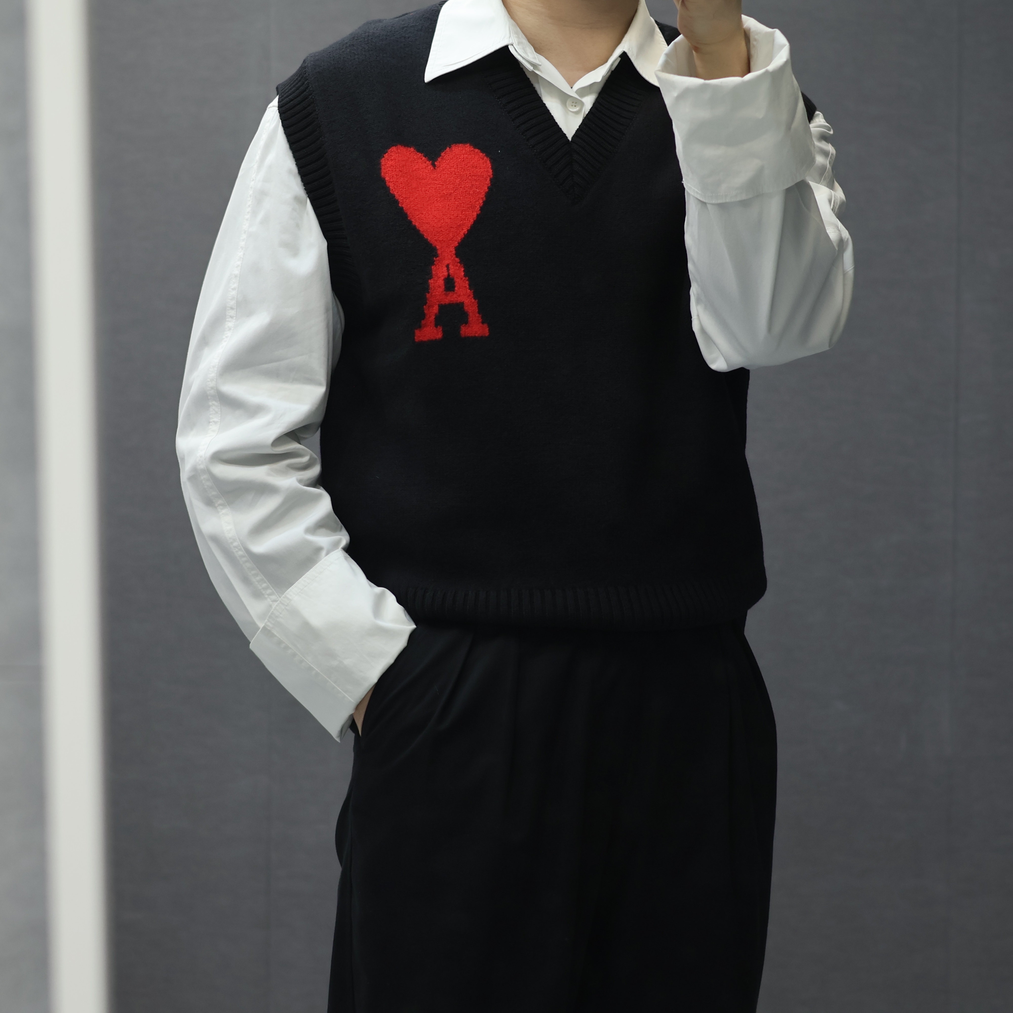 AMI de Coeur Sleeveless Intarsia Sweater Black Red 착용 스타일